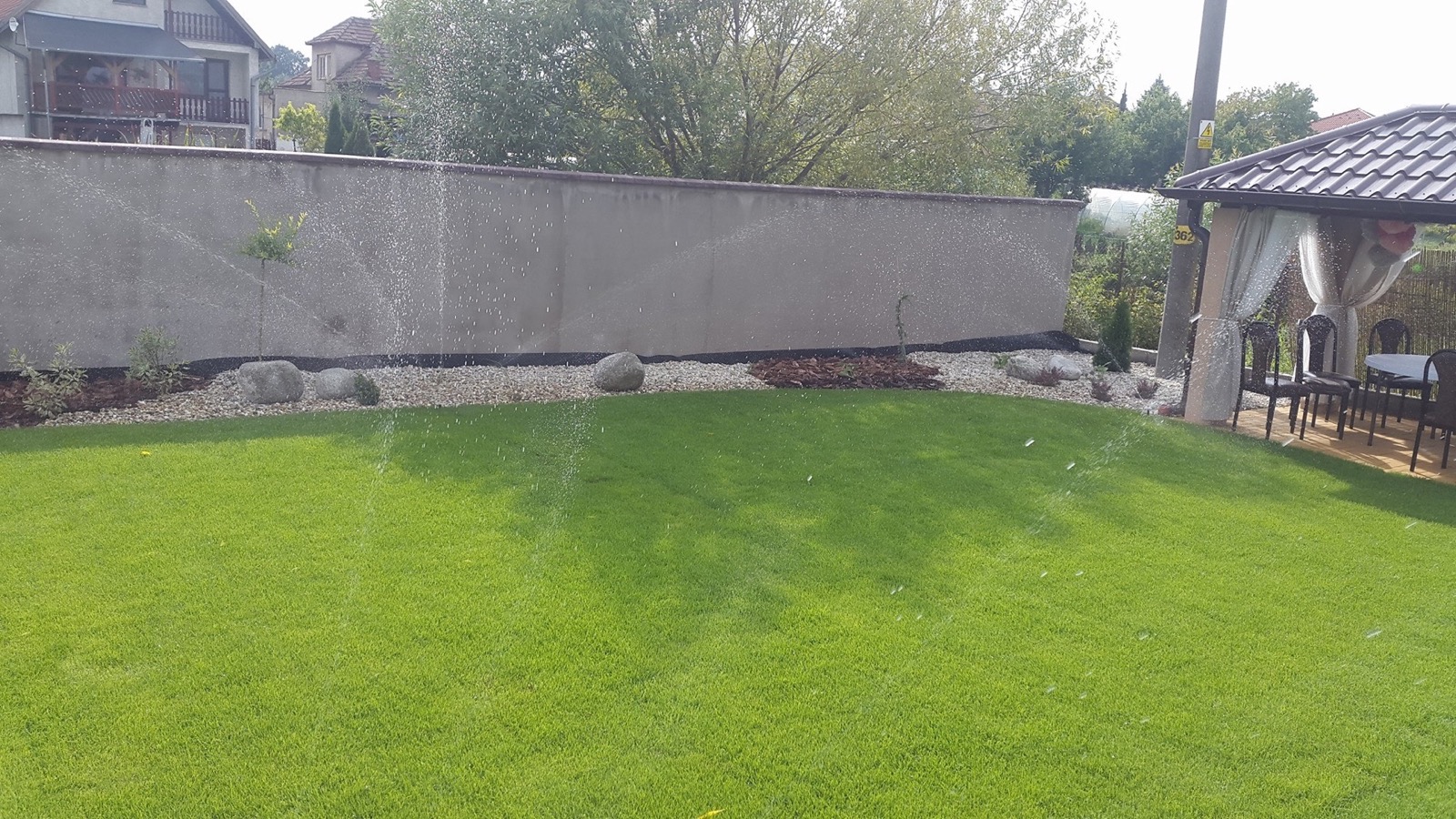 Výsadby rastlín, zavlažovací systém a pokládka trávnika v záhrade pri RD Výsadby rastlín, zavlažovací systém a pokládka trávnika v záhrade pri RD