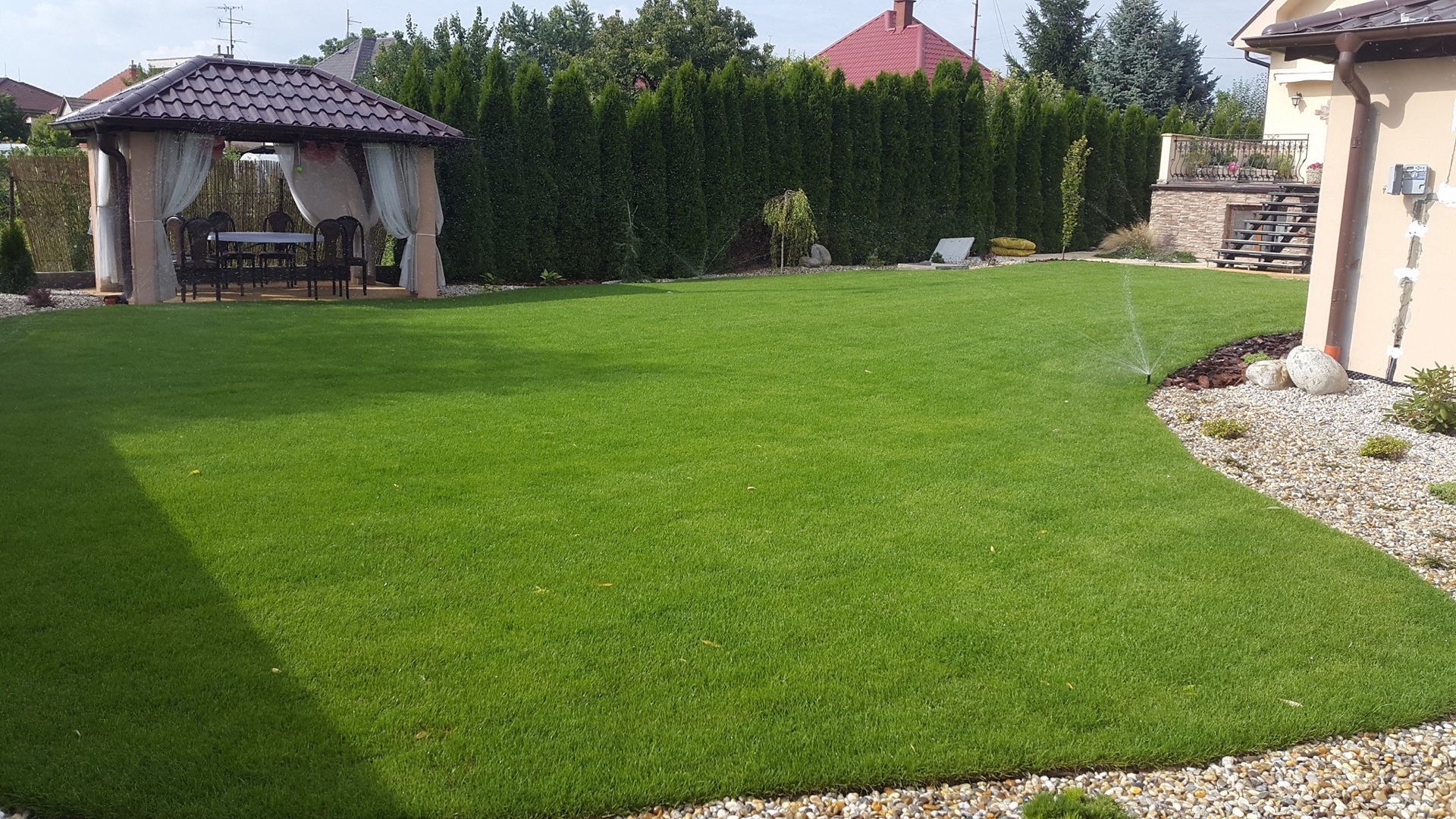 Výsadby rastlín, zavlažovací systém a pokládka trávnika v záhrade pri RD Výsadby rastlín, zavlažovací systém a pokládka trávnika v záhrade pri RD