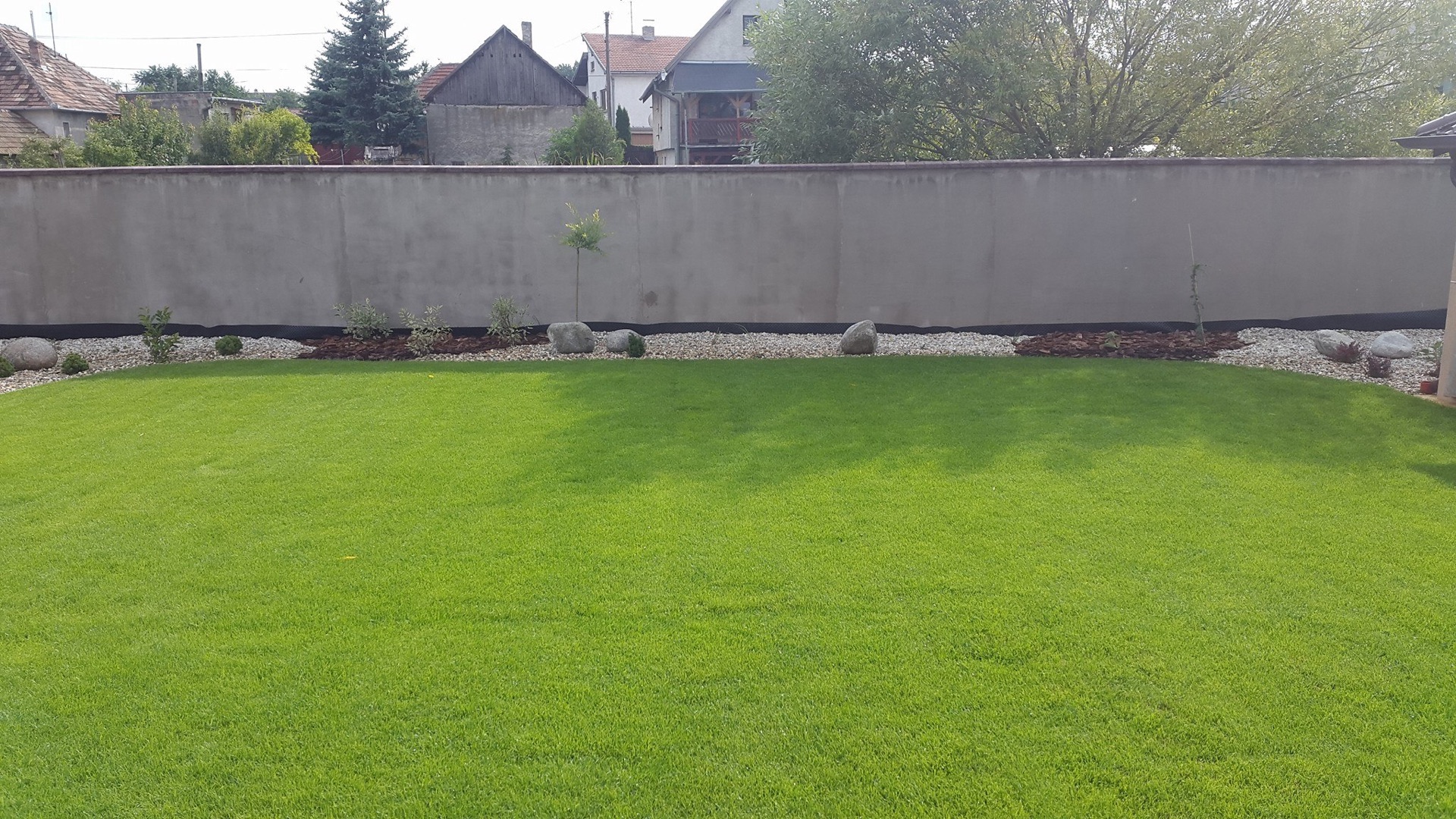Výsadby rastlín, zavlažovací systém a pokládka trávnika v záhrade pri RD Výsadby rastlín, zavlažovací systém a pokládka trávnika v záhrade pri RD