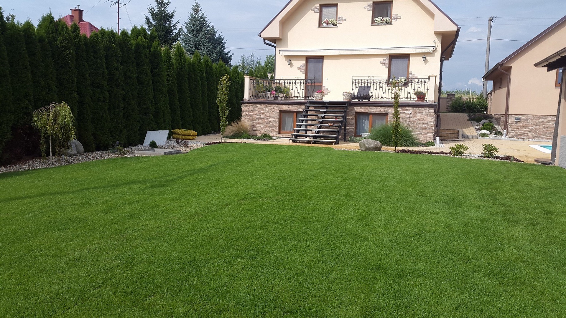 Výsadby rastlín, zavlažovací systém a pokládka trávnika v záhrade pri RD Výsadby rastlín, zavlažovací systém a pokládka trávnika v záhrade pri RD