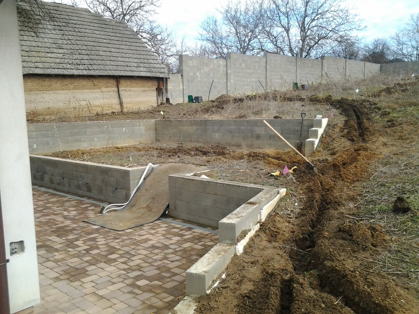 Výsadby rastlín, zavlažovací systém a položenie kobercového trávnika v záhrade pri RD Výsadby rastlín, zavlažovací systém a položenie kobercového trávnika v záhrade pri RD