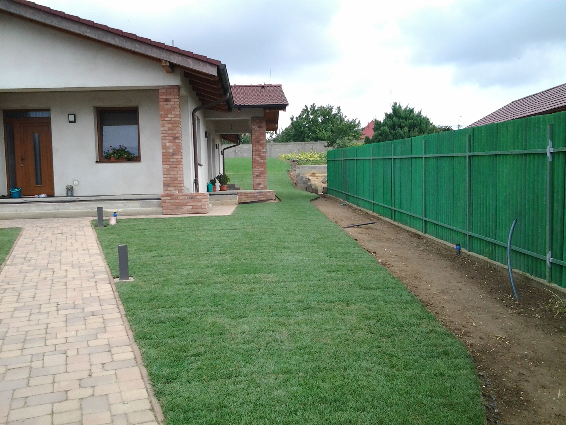 Výsadby rastlín, zavlažovací systém a položenie kobercového trávnika v záhrade pri RD Výsadby rastlín, zavlažovací systém a položenie kobercového trávnika v záhrade pri RD