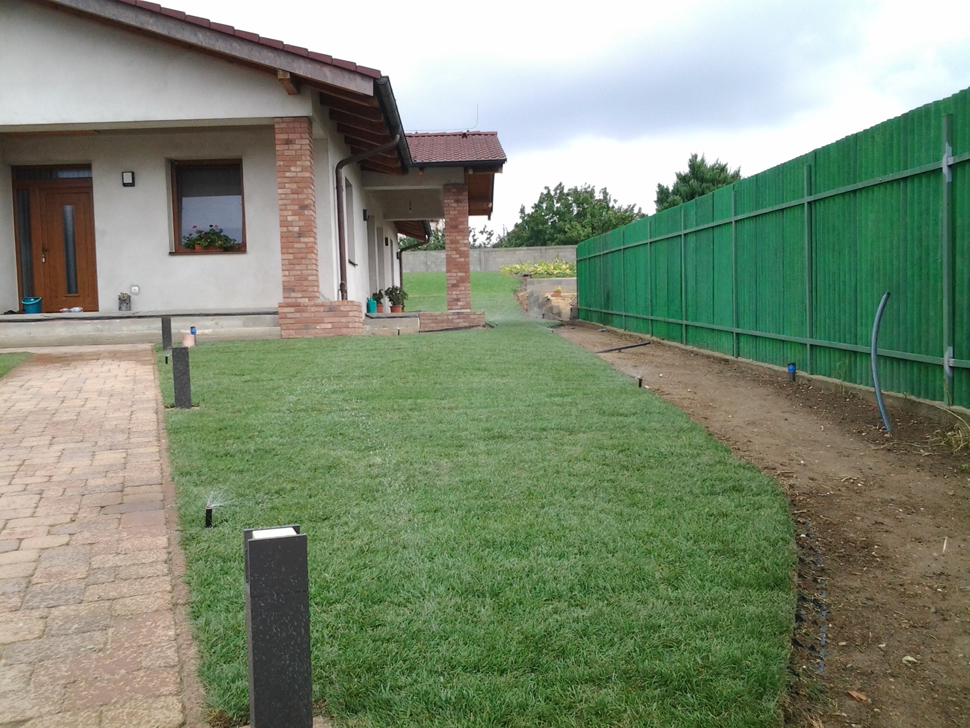 Výsadby rastlín, zavlažovací systém a položenie kobercového trávnika v záhrade pri RD Výsadby rastlín, zavlažovací systém a položenie kobercového trávnika v záhrade pri RD