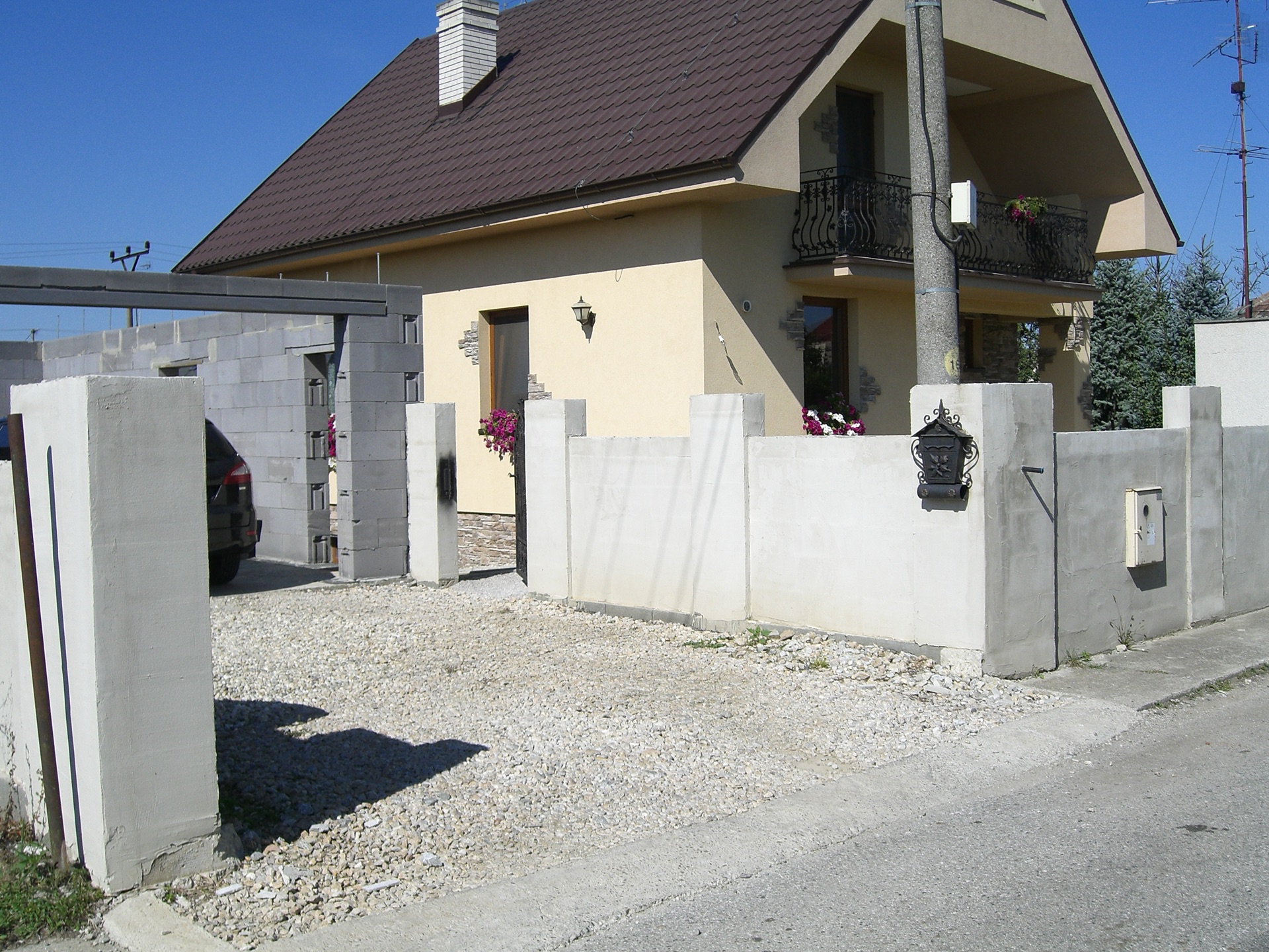 Výsadby rastlín, zavlažovací systém a pokládka trávnika v záhrade pri RD Výsadby rastlín, zavlažovací systém a pokládka trávnika v záhrade pri RD