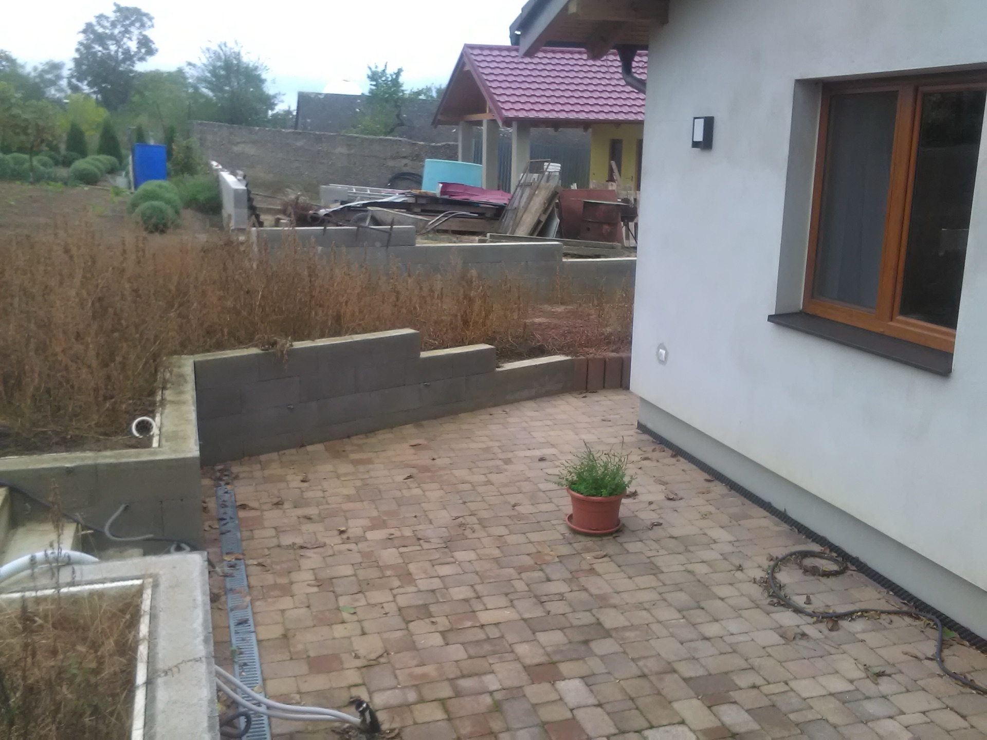 Výsadby rastlín, zavlažovací systém a položenie kobercového trávnika v záhrade pri RD Výsadby rastlín, zavlažovací systém a položenie kobercového trávnika v záhrade pri RD