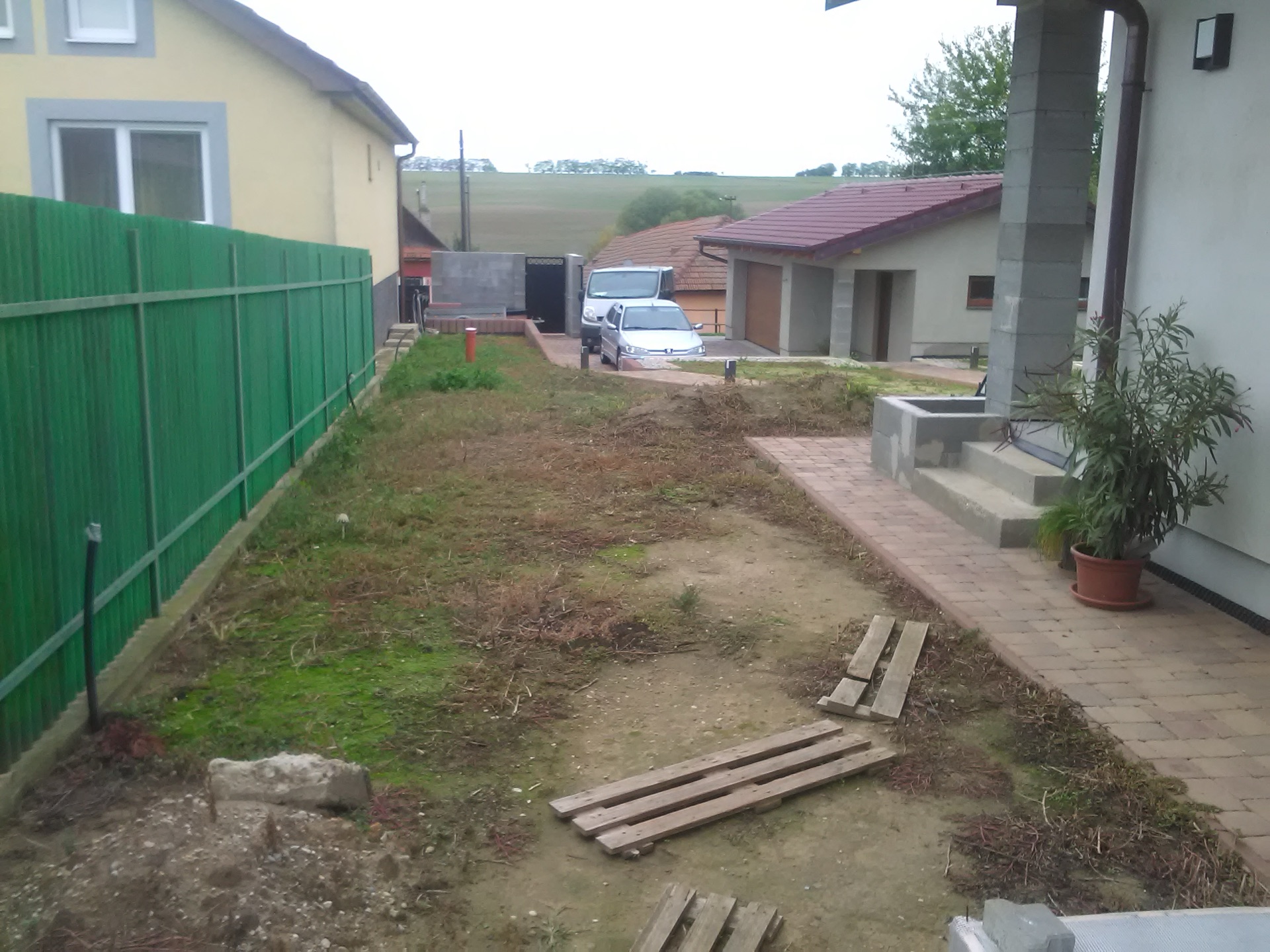 Výsadby rastlín, zavlažovací systém a položenie kobercového trávnika v záhrade pri RD Výsadby rastlín, zavlažovací systém a položenie kobercového trávnika v záhrade pri RD