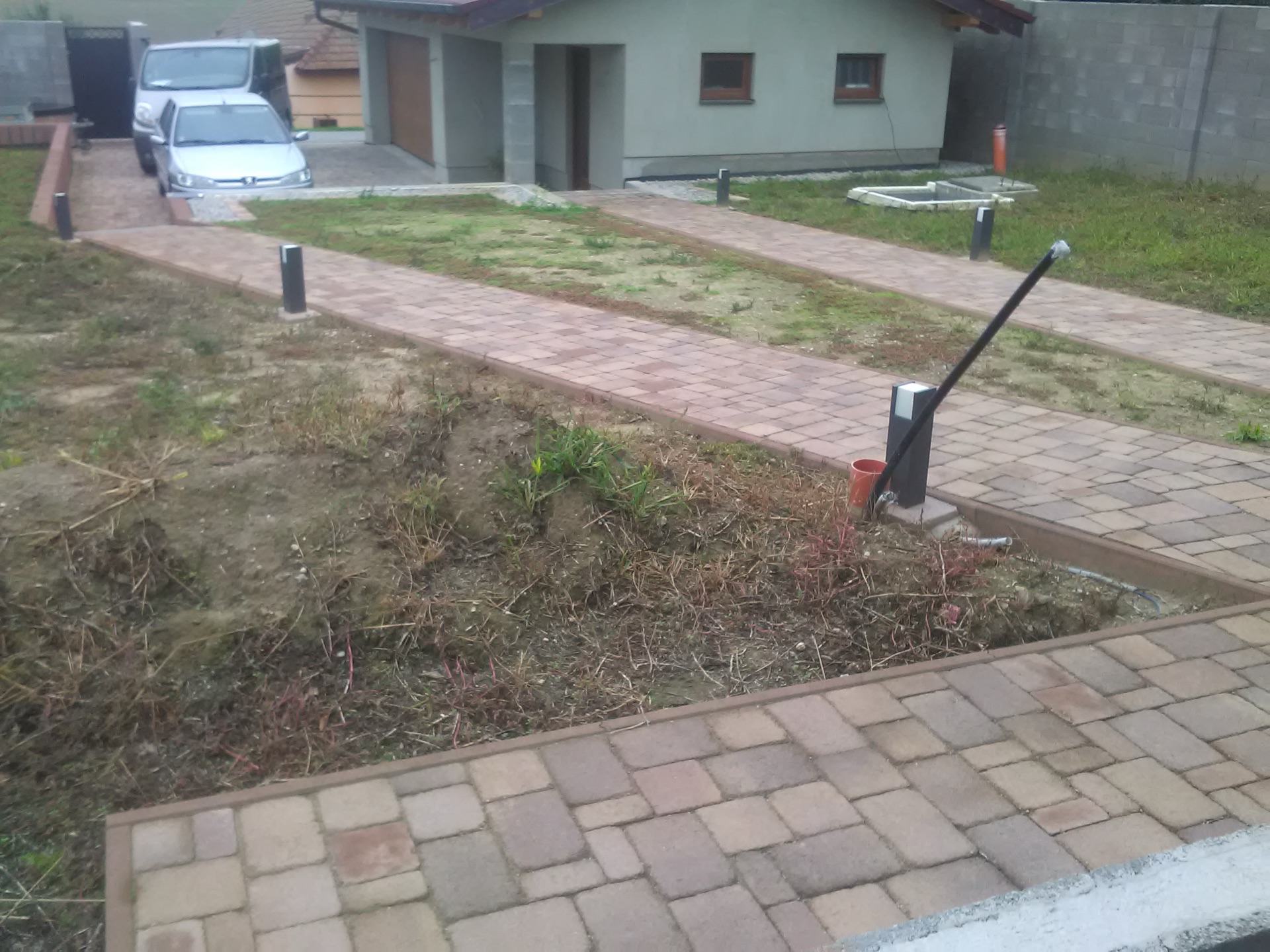 Výsadby rastlín, zavlažovací systém a položenie kobercového trávnika v záhrade pri RD Výsadby rastlín, zavlažovací systém a položenie kobercového trávnika v záhrade pri RD