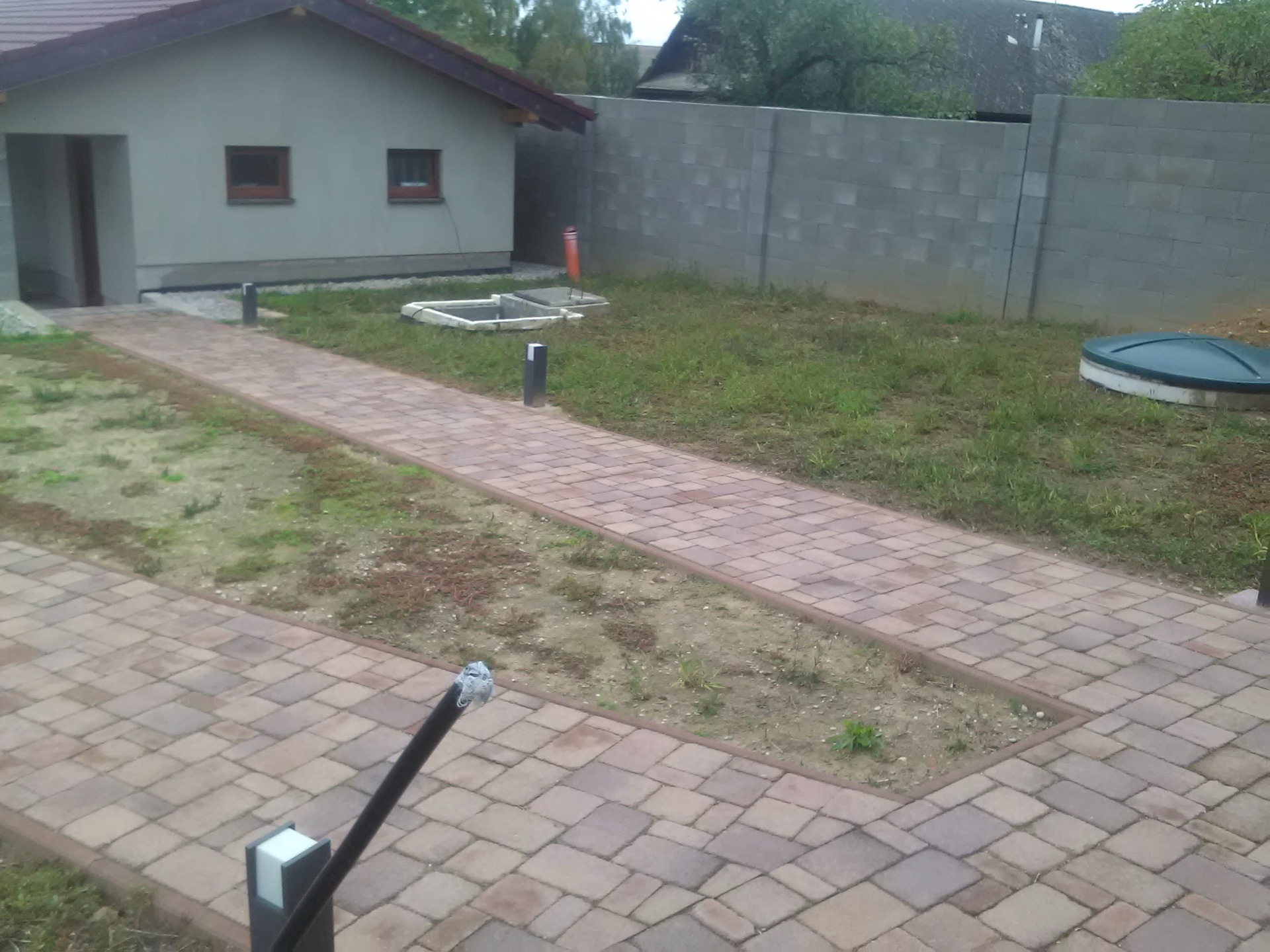 Výsadby rastlín, zavlažovací systém a položenie kobercového trávnika v záhrade pri RD Výsadby rastlín, zavlažovací systém a položenie kobercového trávnika v záhrade pri RD