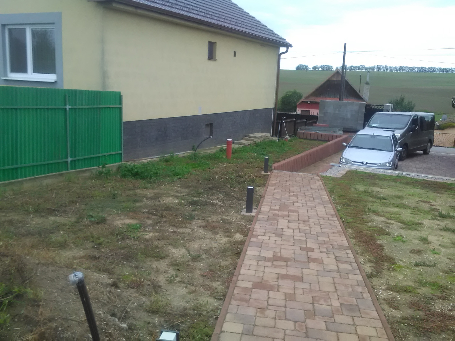 Výsadby rastlín, zavlažovací systém a položenie kobercového trávnika v záhrade pri RD Výsadby rastlín, zavlažovací systém a položenie kobercového trávnika v záhrade pri RD