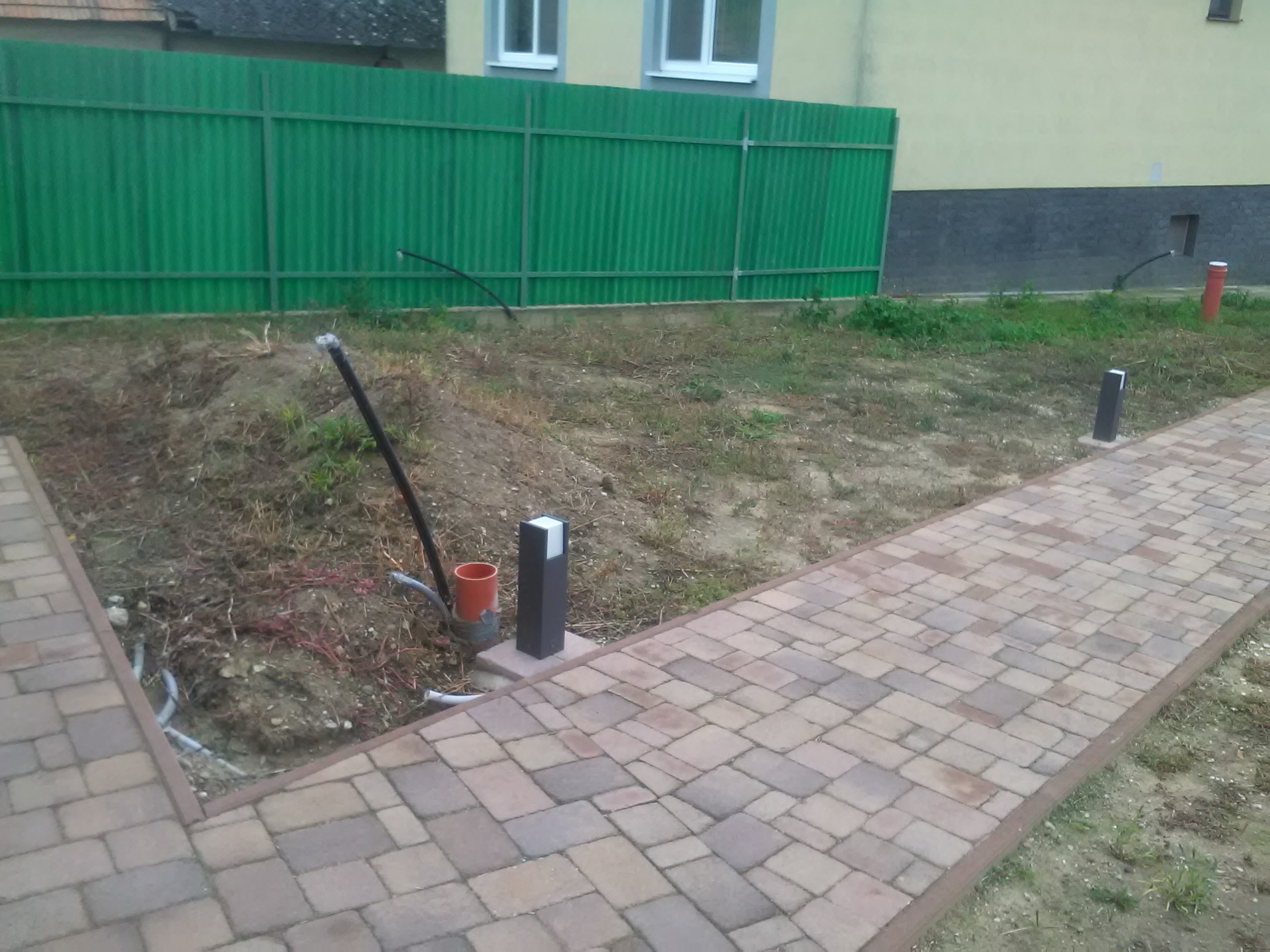 Výsadby rastlín, zavlažovací systém a položenie kobercového trávnika v záhrade pri RD Výsadby rastlín, zavlažovací systém a položenie kobercového trávnika v záhrade pri RD