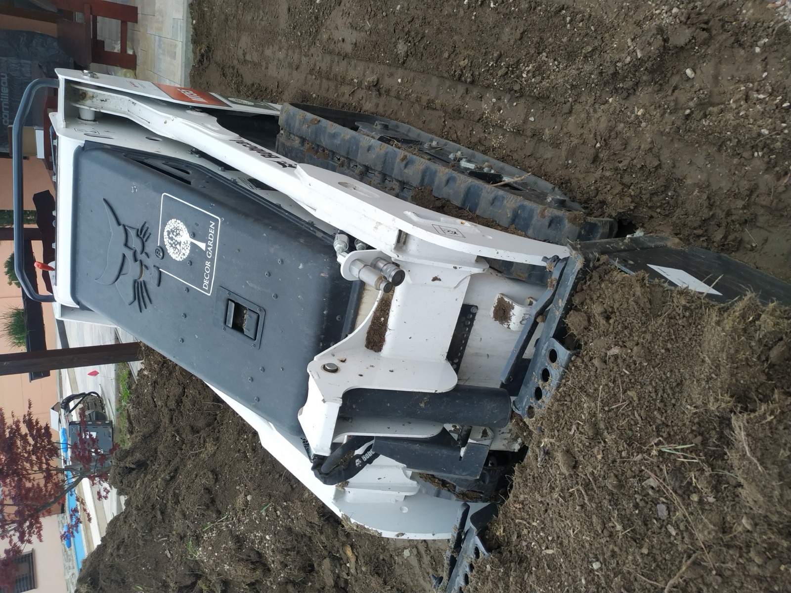 Zavlažovací systém, položenie kobercového trávnika a inštalácia robotickej kosačky Husqvarna v záhrade pri RD Zavlažovací systém, položenie kobercového trávnika a inštalácia robotickej kosačky Husqvarna v záhrade pri RD