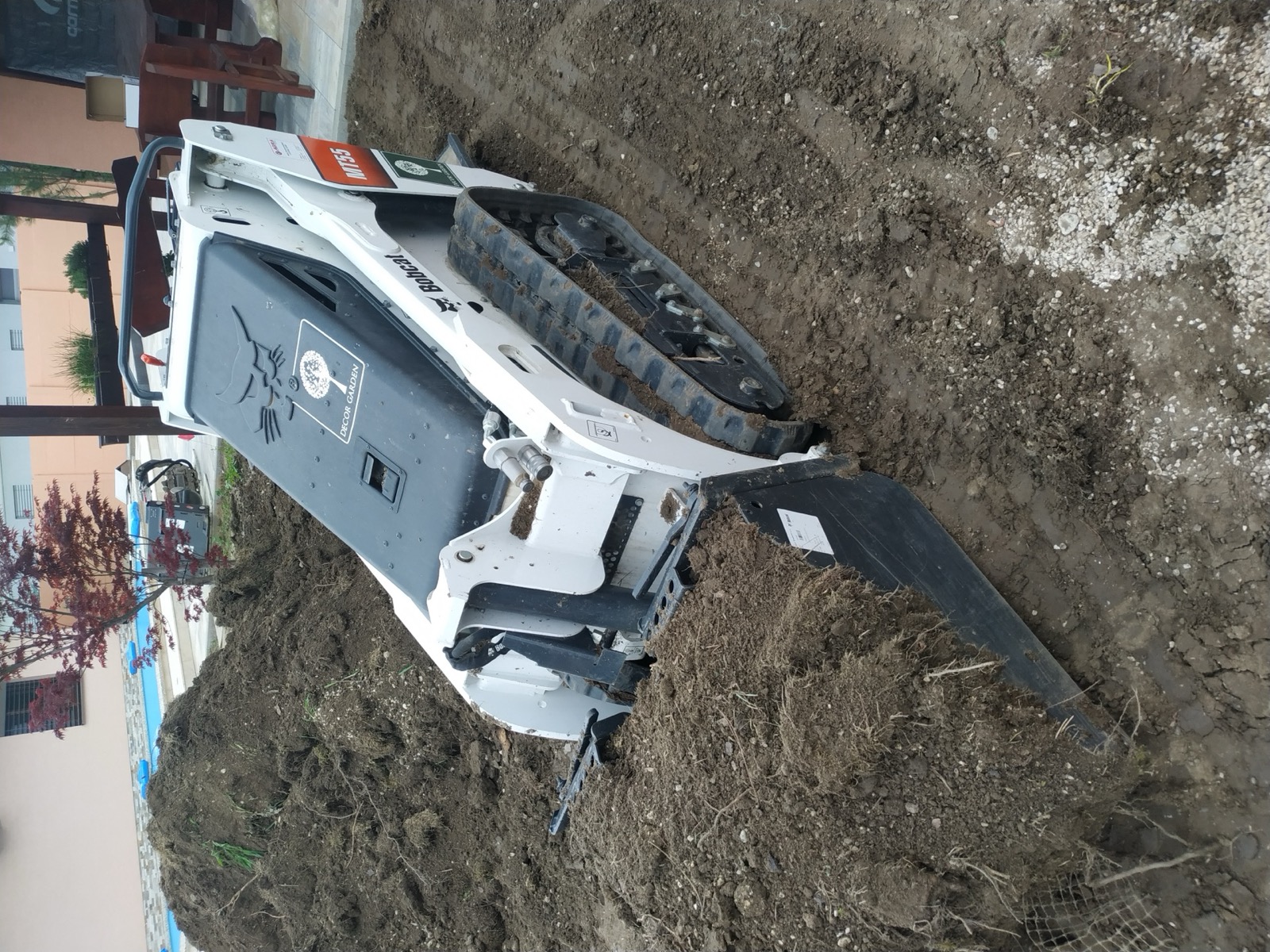 Zavlažovací systém, položenie kobercového trávnika a inštalácia robotickej kosačky Husqvarna v záhrade pri RD Zavlažovací systém, položenie kobercového trávnika a inštalácia robotickej kosačky Husqvarna v záhrade pri RD