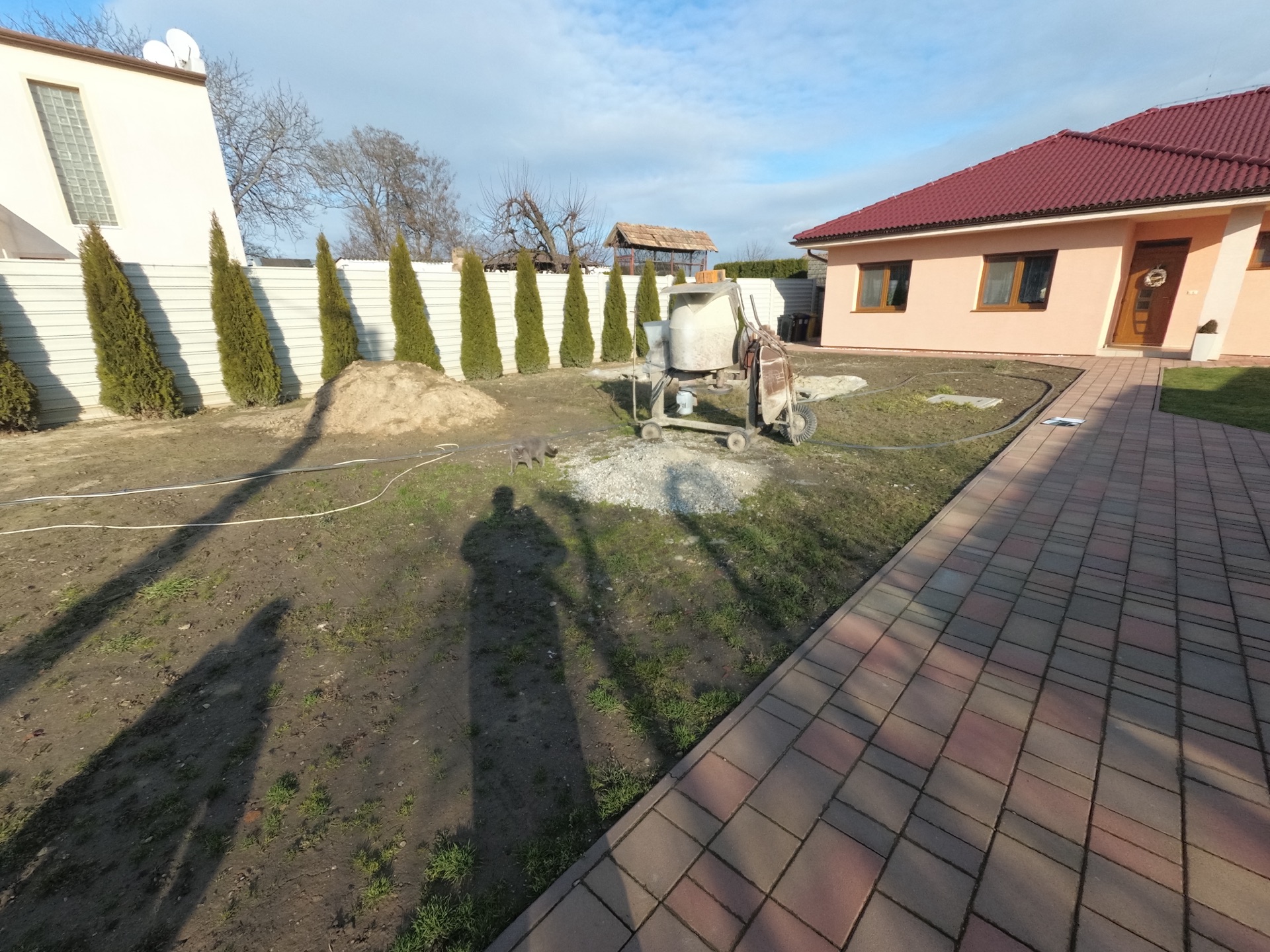 Pokládka trávnika a výsadba malého záhonu pri RD v Hornej Kráľovej Pokládka trávnika a výsadba malého záhonu pri RD v Hornej Kráľovej