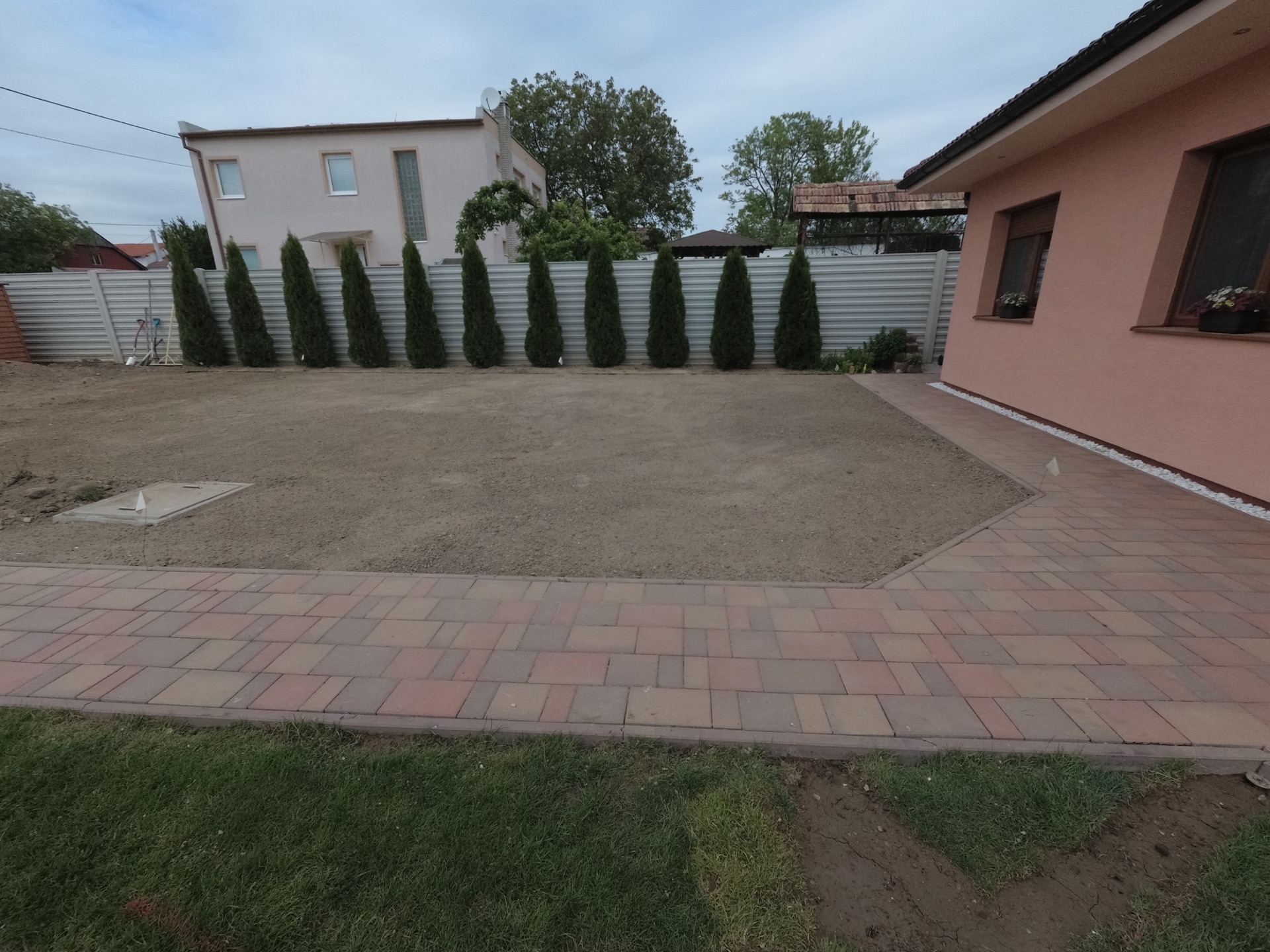 Pokládka trávnika a výsadba malého záhonu pri RD v Hornej Kráľovej Pokládka trávnika a výsadba malého záhonu pri RD v Hornej Kráľovej