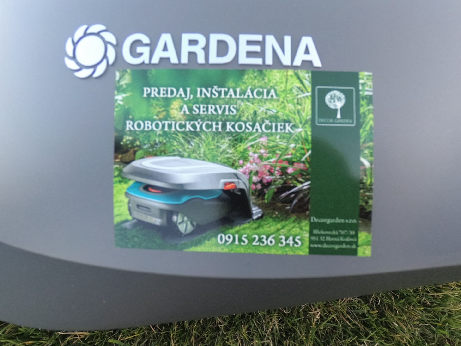 Položenie kobercového trávnika a inštalácia robotickej kosačky Položenie kobercového trávnika a inštalácia robotickej kosačky
