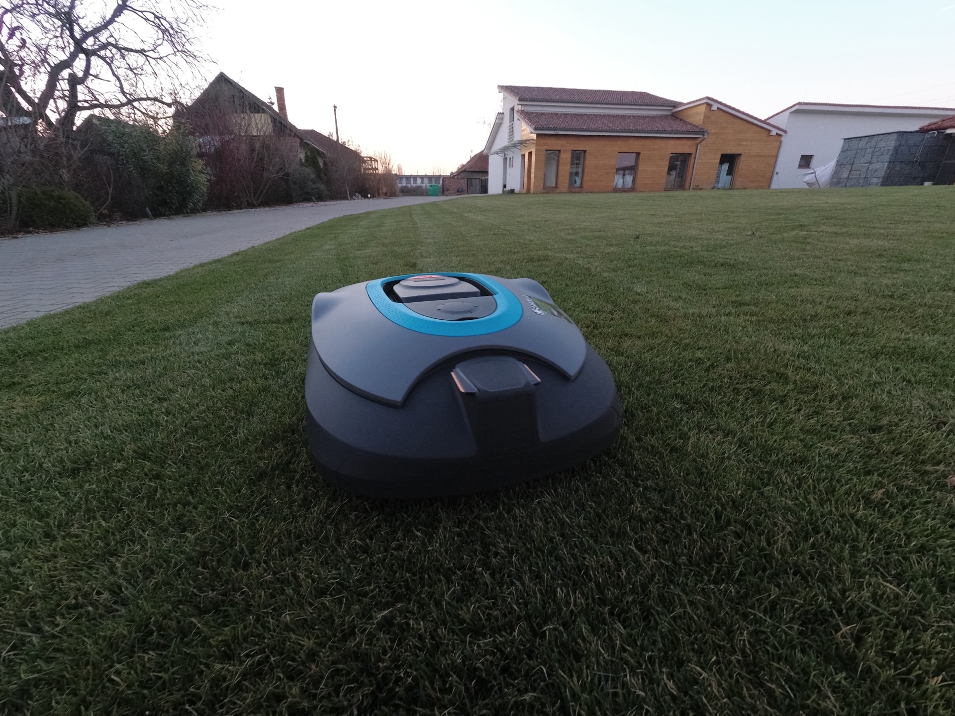 Položenie kobercového trávnika a inštalácia robotickej kosačky Položenie kobercového trávnika a inštalácia robotickej kosačky