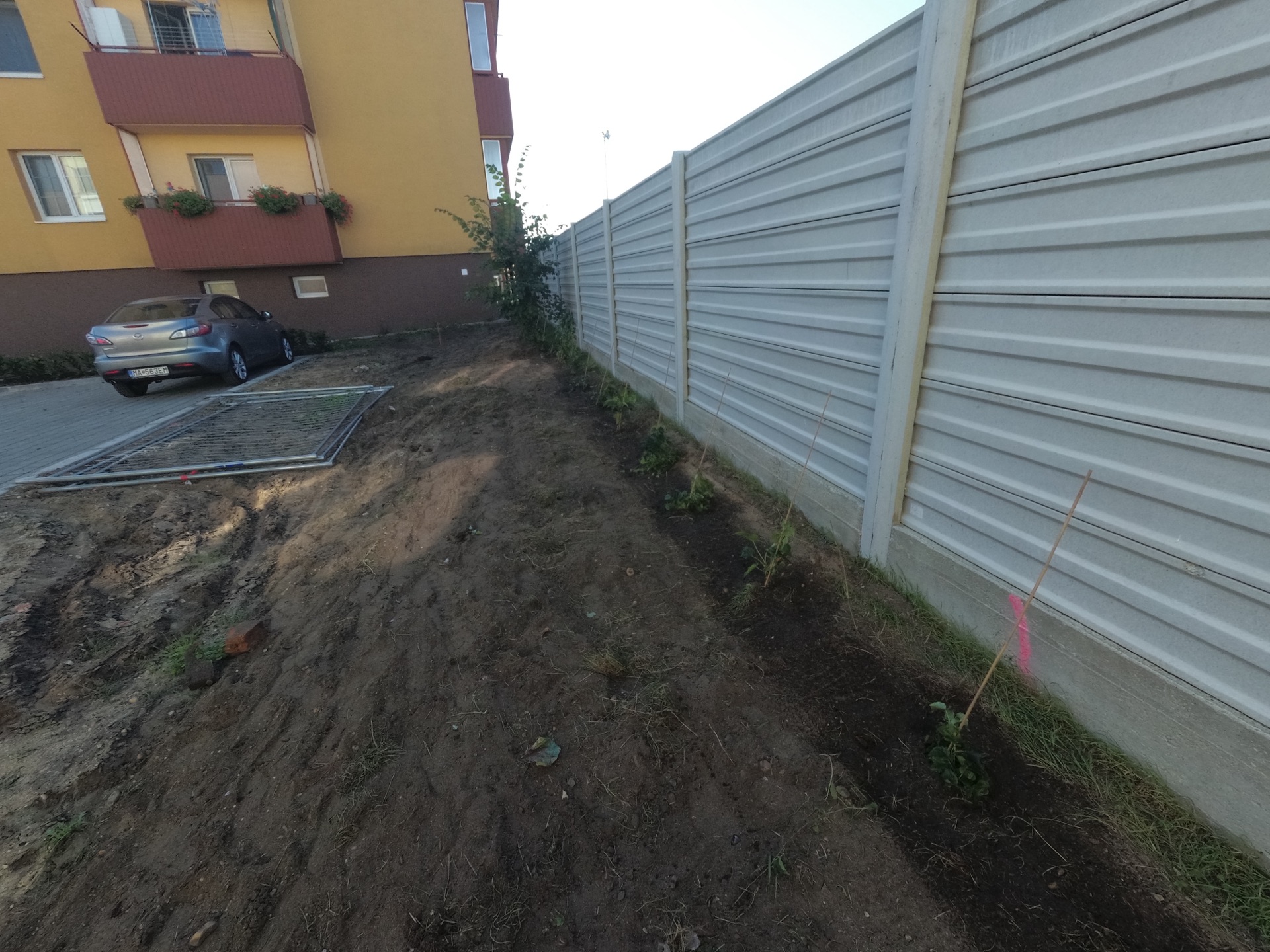 Realizácia sadovníckych prác a rekonštrukcia trávnikov vo vnútrobloku Realizácia sadovníckych prác a rekonštrukcia trávnikov vo vnútrobloku