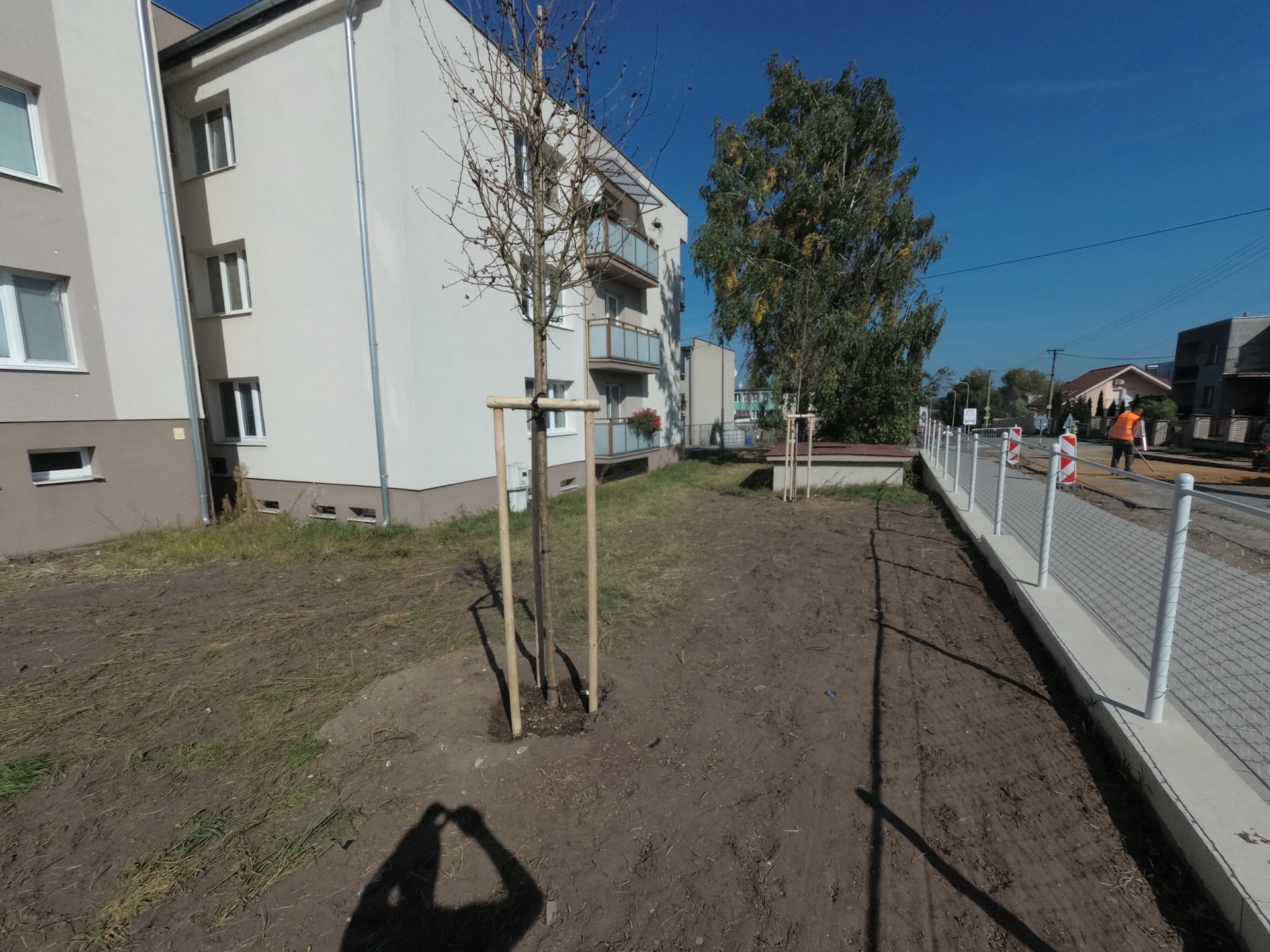 Realizácia sadovníckych prác a rekonštrukcia trávnikov vo vnútrobloku Realizácia sadovníckych prác a rekonštrukcia trávnikov vo vnútrobloku