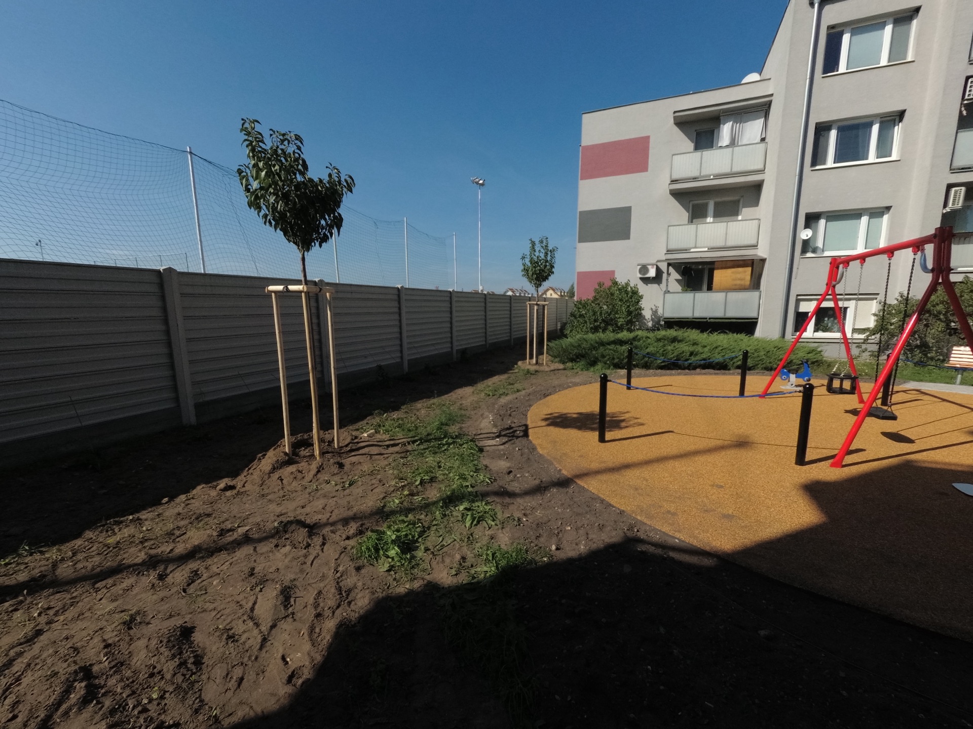 Realizácia sadovníckych prác a rekonštrukcia trávnikov vo vnútrobloku Realizácia sadovníckych prác a rekonštrukcia trávnikov vo vnútrobloku