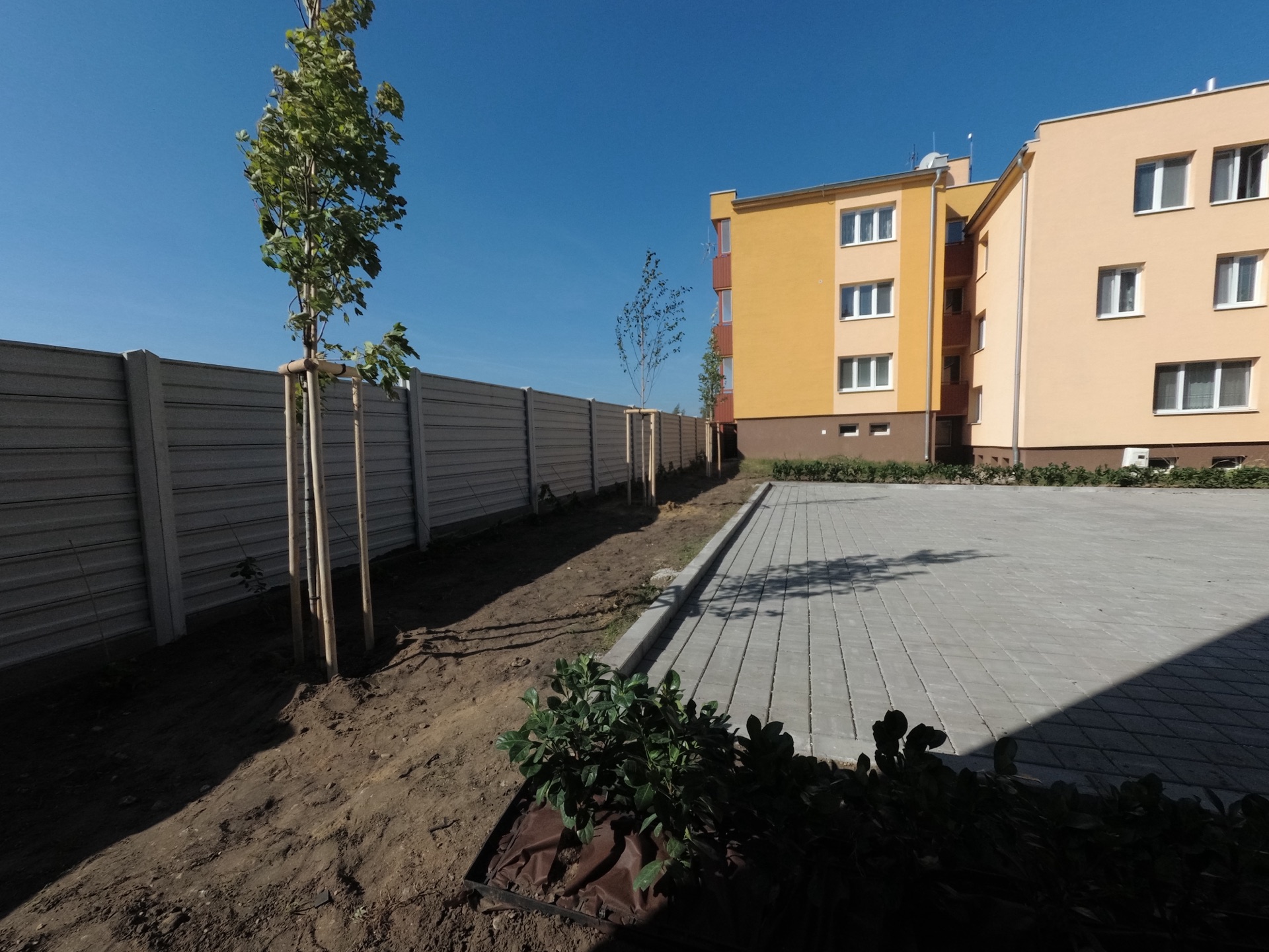 Realizácia sadovníckych prác a rekonštrukcia trávnikov vo vnútrobloku Realizácia sadovníckych prác a rekonštrukcia trávnikov vo vnútrobloku