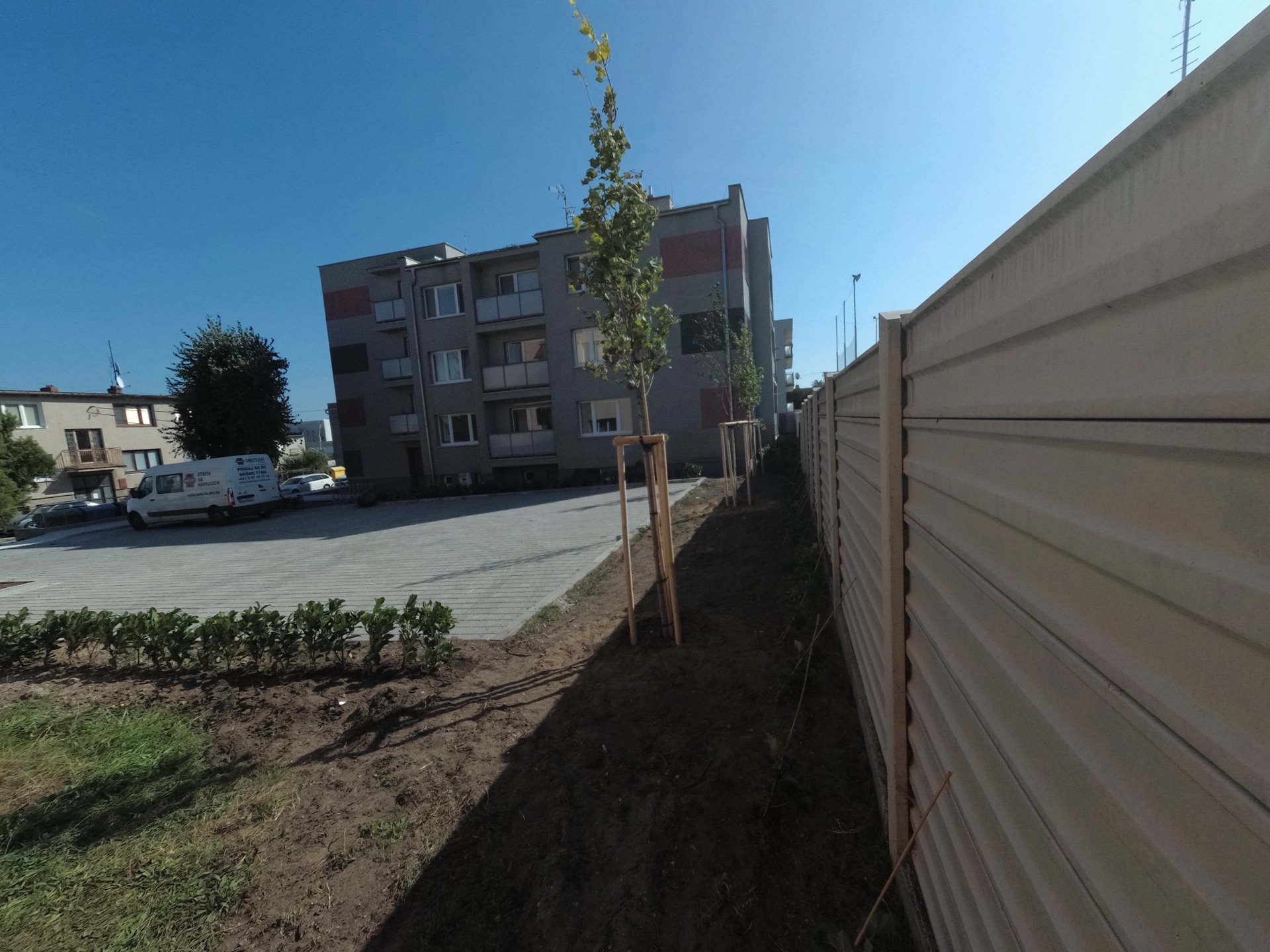 Realizácia sadovníckych prác a rekonštrukcia trávnikov vo vnútrobloku Realizácia sadovníckych prác a rekonštrukcia trávnikov vo vnútrobloku