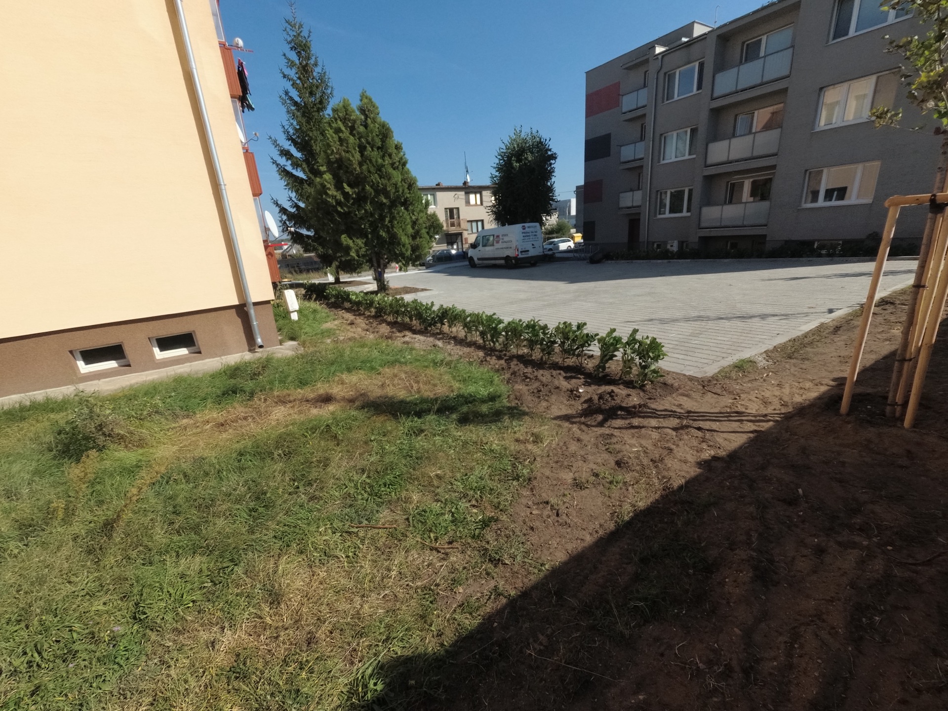 Realizácia sadovníckych prác a rekonštrukcia trávnikov vo vnútrobloku Realizácia sadovníckych prác a rekonštrukcia trávnikov vo vnútrobloku