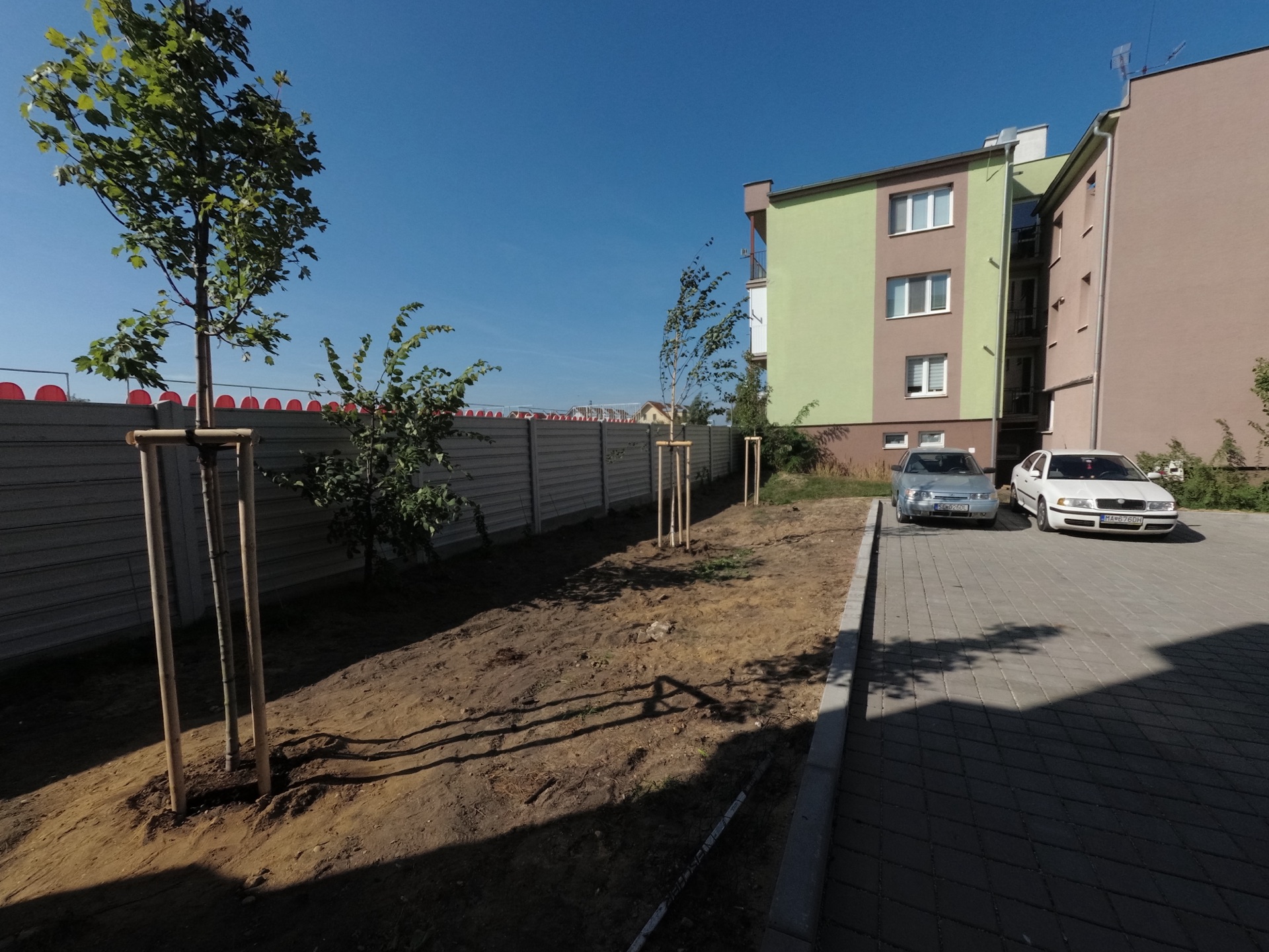 Realizácia sadovníckych prác a rekonštrukcia trávnikov vo vnútrobloku Realizácia sadovníckych prác a rekonštrukcia trávnikov vo vnútrobloku