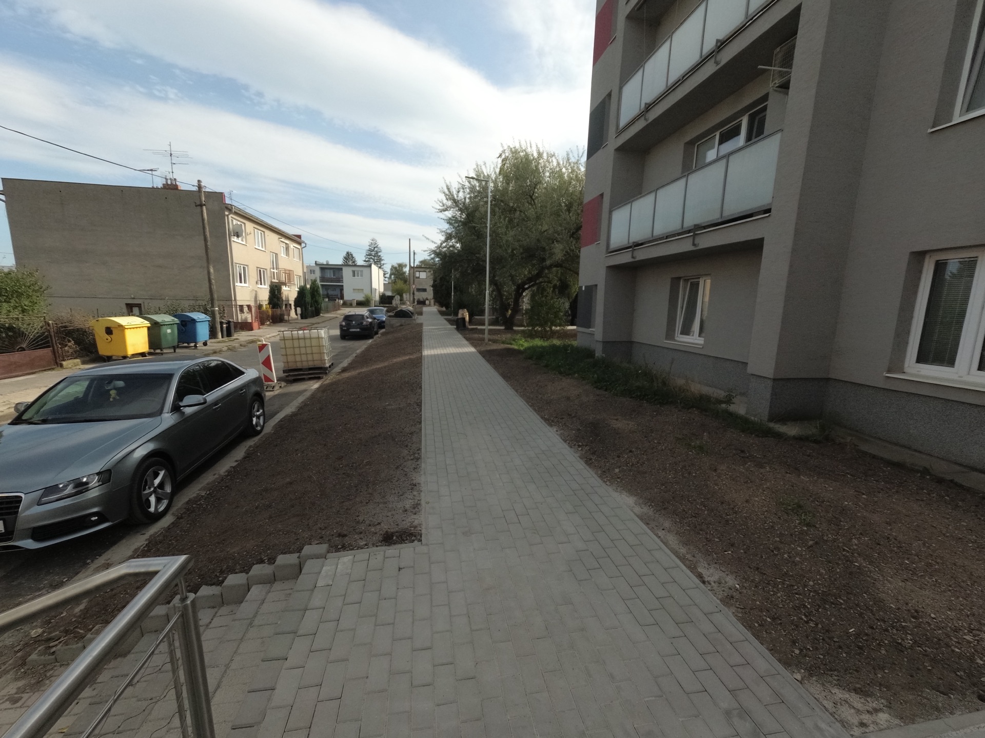 Realizácia sadovníckych prác a rekonštrukcia trávnikov vo vnútrobloku Realizácia sadovníckych prác a rekonštrukcia trávnikov vo vnútrobloku