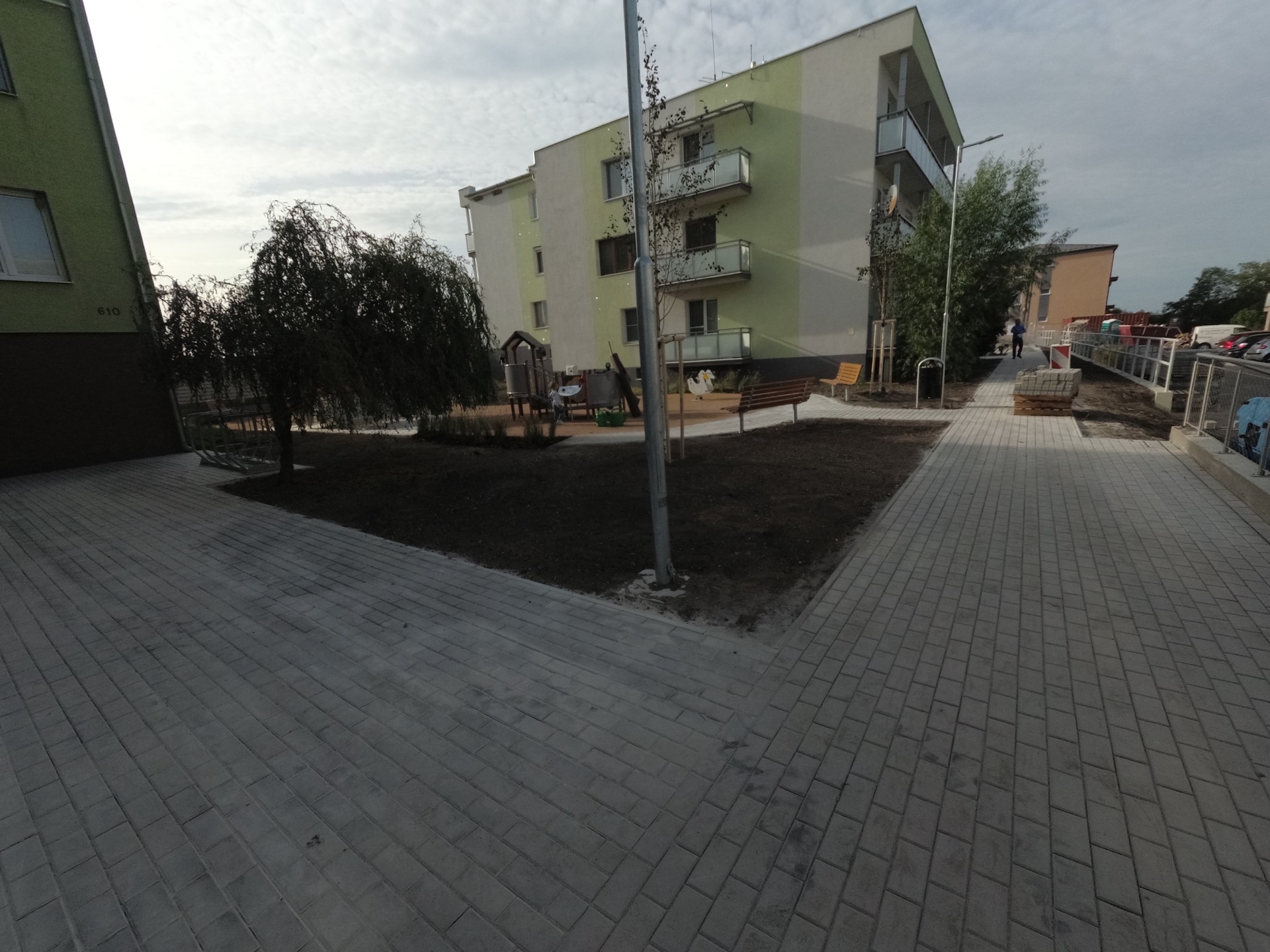 Realizácia sadovníckych prác a rekonštrukcia trávnikov vo vnútrobloku Realizácia sadovníckych prác a rekonštrukcia trávnikov vo vnútrobloku
