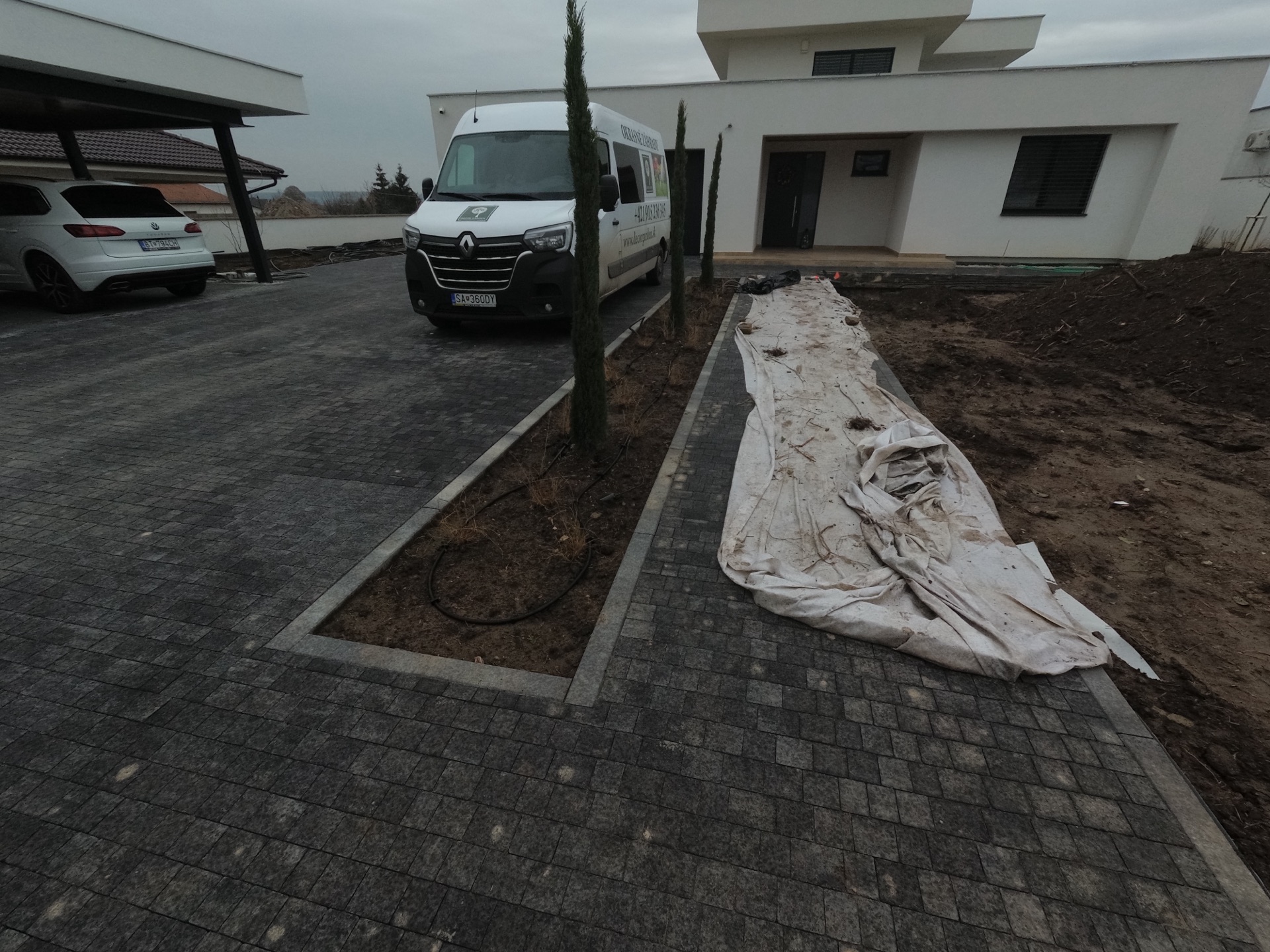 Kompletná realizácia záhrady vrátane projektu. Zavlažovací systém s WI-FI, položenie kobercového trávnika, výsadba rastlín, inštalácia záhradného osvetlenia, inštalácia robotických kosačiek Kompletná realizácia záhrady vrátane projektu. Zavlažovací systém s WI-FI, položenie kobercového trávnika, výsadba rastlín, inštalácia záhradného osvetlenia, inštalácia robotických kosačiek