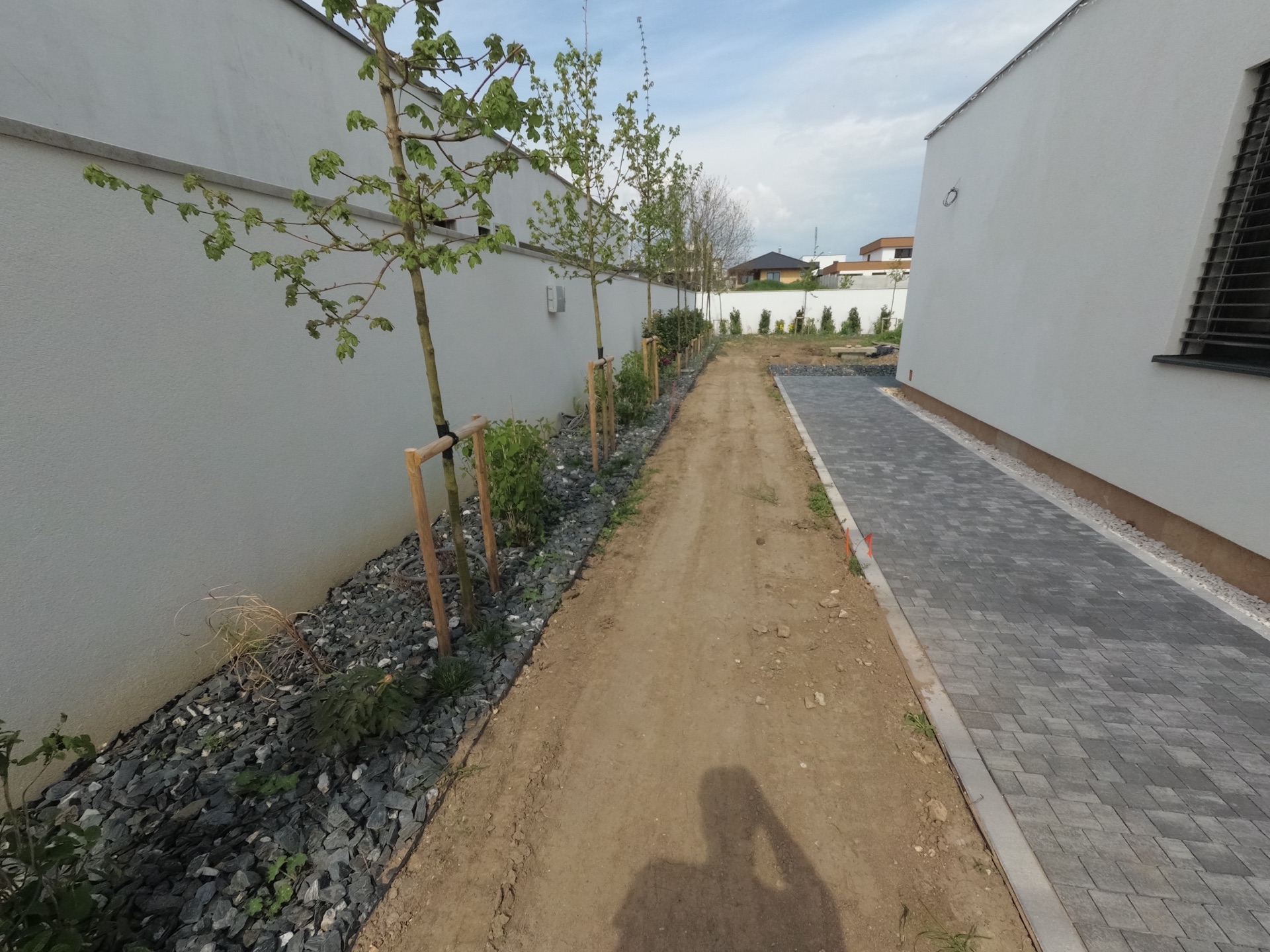 Kompletná realizácia záhrady vrátane projektu. Zavlažovací systém s WI-FI, položenie kobercového trávnika, výsadba rastlín, inštalácia záhradného osvetlenia, inštalácia robotických kosačiek Kompletná realizácia záhrady vrátane projektu. Zavlažovací systém s WI-FI, položenie kobercového trávnika, výsadba rastlín, inštalácia záhradného osvetlenia, inštalácia robotických kosačiek