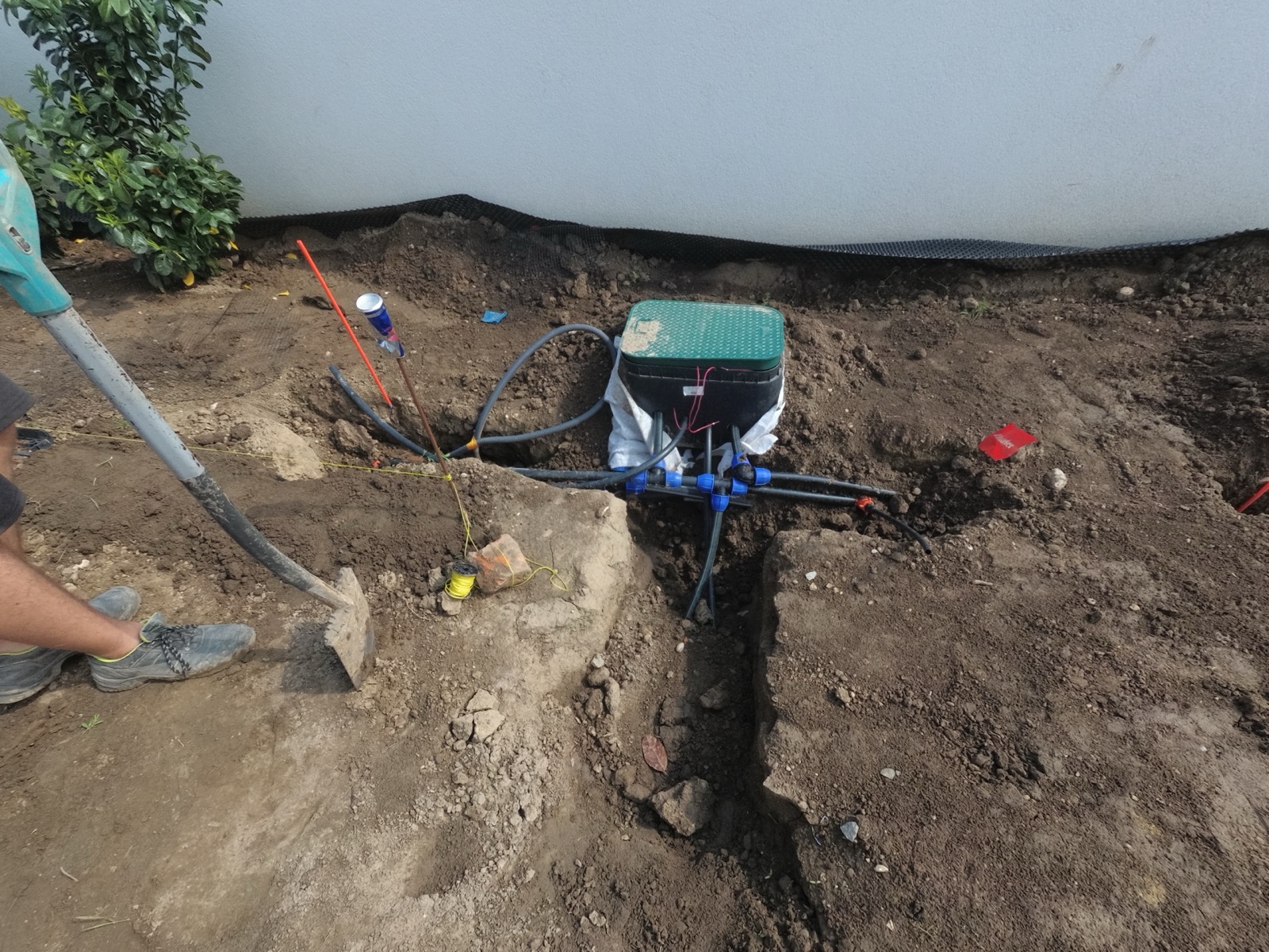 Kompletná realizácia záhrady vrátane projektu. Zavlažovací systém s WI-FI, položenie kobercového trávnika, výsadba rastlín, inštalácia záhradného osvetlenia, inštalácia robotických kosačiek Kompletná realizácia záhrady vrátane projektu. Zavlažovací systém s WI-FI, položenie kobercového trávnika, výsadba rastlín, inštalácia záhradného osvetlenia, inštalácia robotických kosačiek