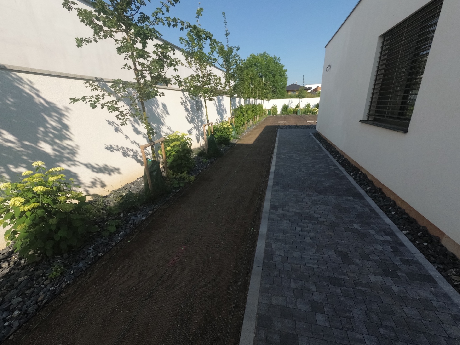 Kompletná realizácia záhrady vrátane projektu. Zavlažovací systém s WI-FI, položenie kobercového trávnika, výsadba rastlín, inštalácia záhradného osvetlenia, inštalácia robotických kosačiek Kompletná realizácia záhrady vrátane projektu. Zavlažovací systém s WI-FI, položenie kobercového trávnika, výsadba rastlín, inštalácia záhradného osvetlenia, inštalácia robotických kosačiek