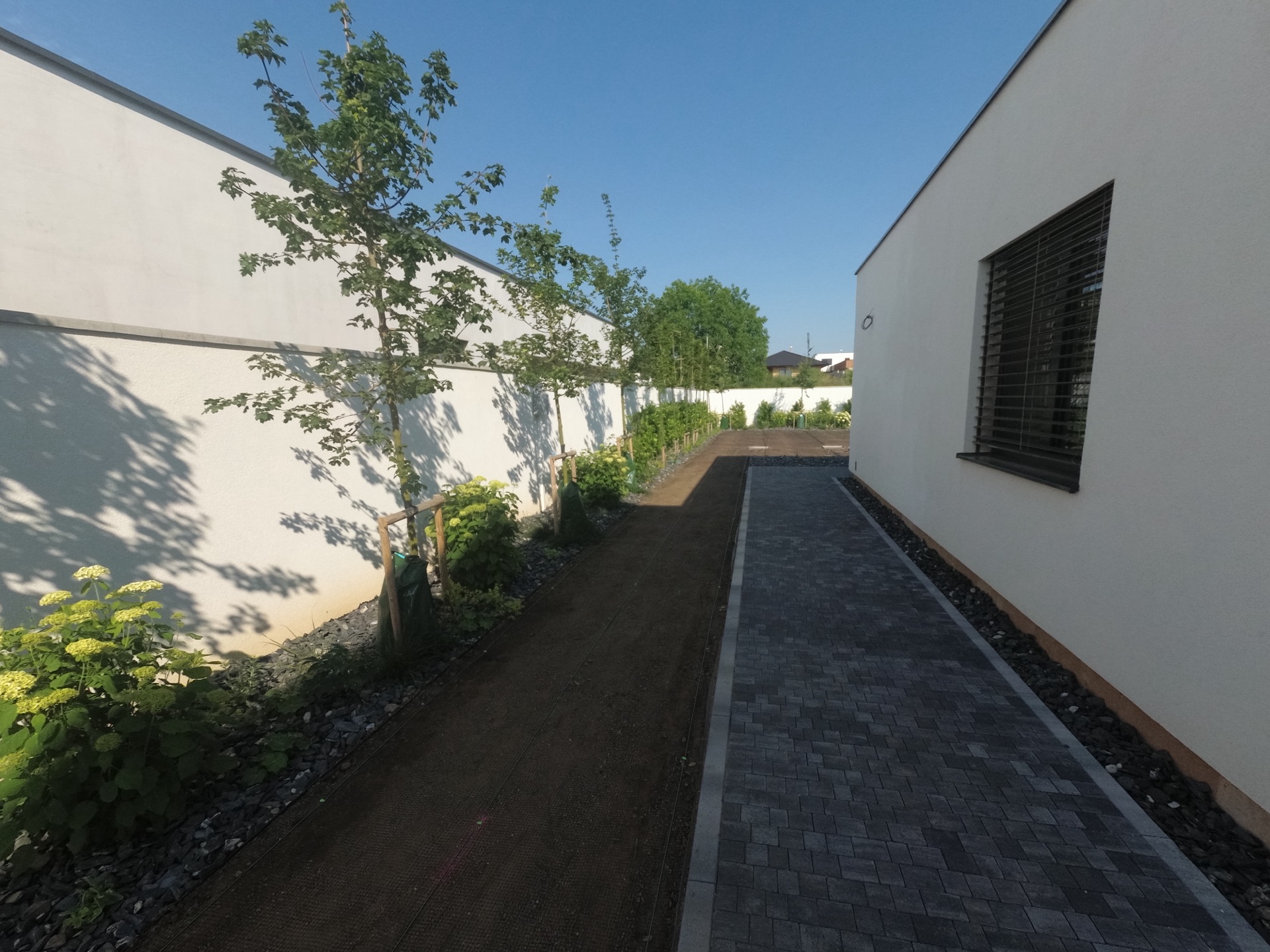 Kompletná realizácia záhrady vrátane projektu. Zavlažovací systém s WI-FI, položenie kobercového trávnika, výsadba rastlín, inštalácia záhradného osvetlenia, inštalácia robotických kosačiek Kompletná realizácia záhrady vrátane projektu. Zavlažovací systém s WI-FI, položenie kobercového trávnika, výsadba rastlín, inštalácia záhradného osvetlenia, inštalácia robotických kosačiek