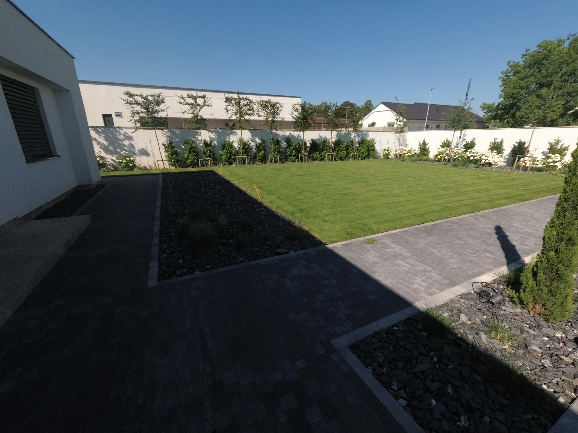 Kompletná realizácia záhrady vrátane projektu. Zavlažovací systém s WI-FI, položenie kobercového trávnika, výsadba rastlín, inštalácia záhradného osvetlenia, inštalácia robotických kosačiek Kompletná realizácia záhrady vrátane projektu. Zavlažovací systém s WI-FI, položenie kobercového trávnika, výsadba rastlín, inštalácia záhradného osvetlenia, inštalácia robotických kosačiek