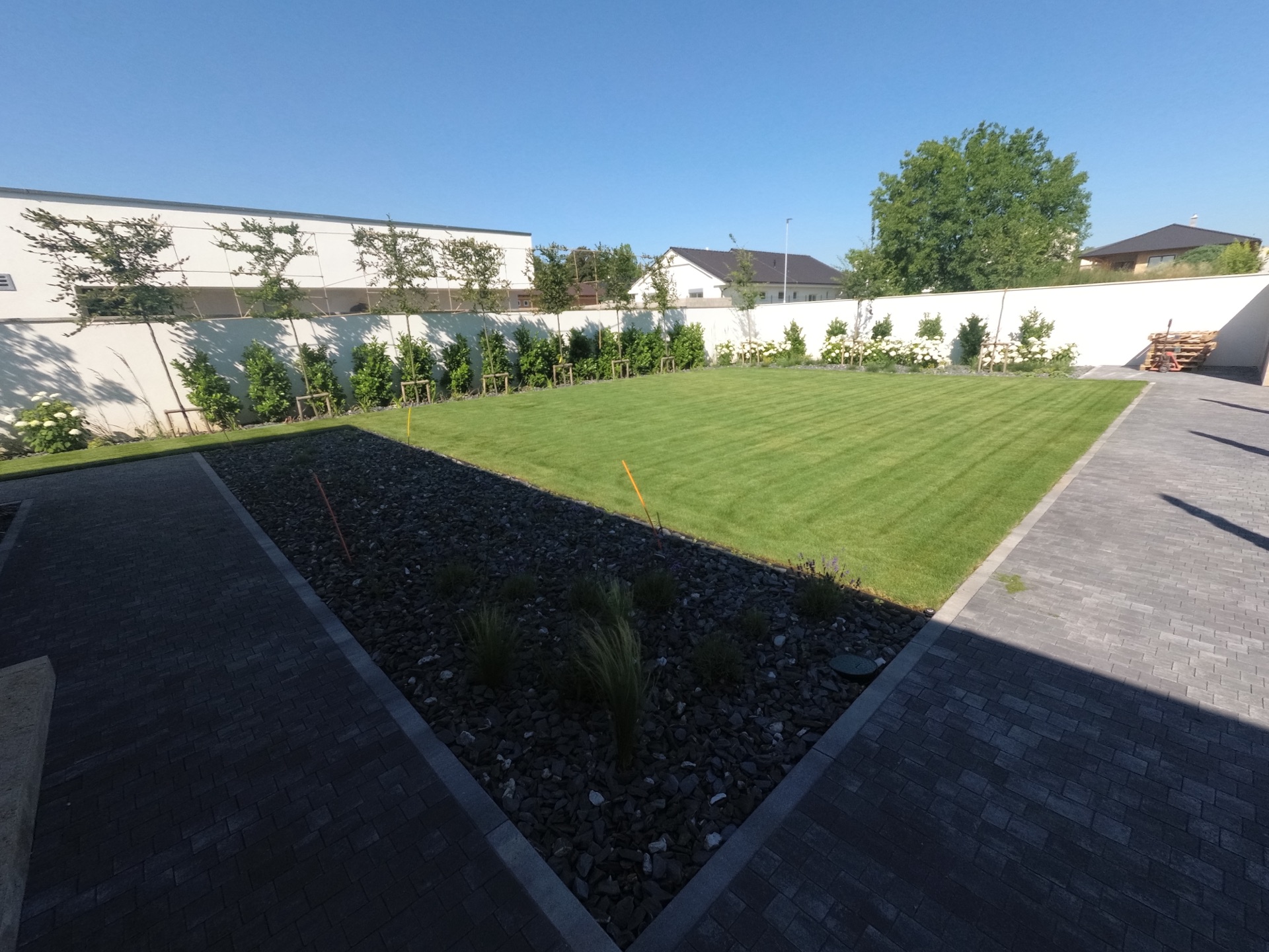 Kompletná realizácia záhrady vrátane projektu. Zavlažovací systém s WI-FI, položenie kobercového trávnika, výsadba rastlín, inštalácia záhradného osvetlenia, inštalácia robotických kosačiek Kompletná realizácia záhrady vrátane projektu. Zavlažovací systém s WI-FI, položenie kobercového trávnika, výsadba rastlín, inštalácia záhradného osvetlenia, inštalácia robotických kosačiek