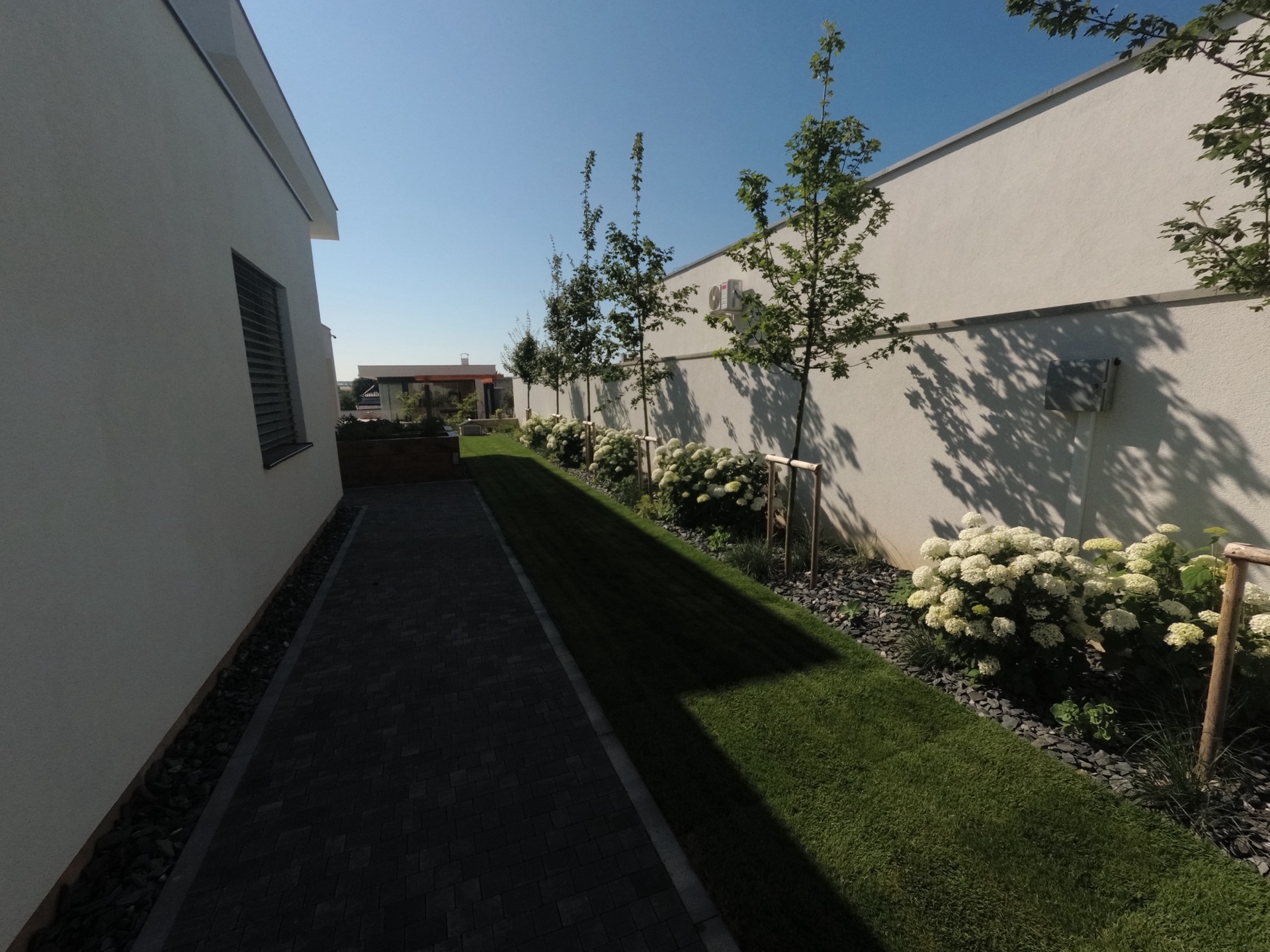 Kompletná realizácia záhrady vrátane projektu. Zavlažovací systém s WI-FI, položenie kobercového trávnika, výsadba rastlín, inštalácia záhradného osvetlenia, inštalácia robotických kosačiek Kompletná realizácia záhrady vrátane projektu. Zavlažovací systém s WI-FI, položenie kobercového trávnika, výsadba rastlín, inštalácia záhradného osvetlenia, inštalácia robotických kosačiek