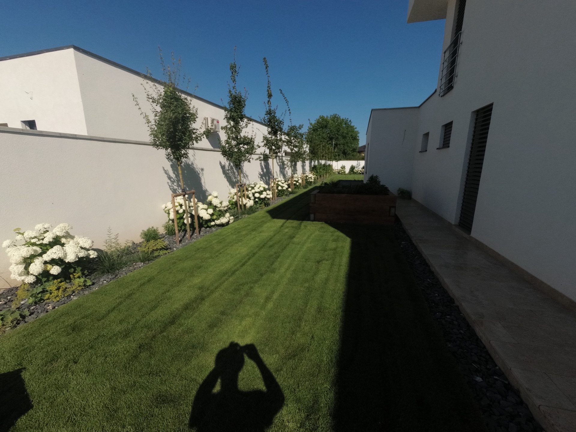 Kompletná realizácia záhrady vrátane projektu. Zavlažovací systém s WI-FI, položenie kobercového trávnika, výsadba rastlín, inštalácia záhradného osvetlenia, inštalácia robotických kosačiek Kompletná realizácia záhrady vrátane projektu. Zavlažovací systém s WI-FI, položenie kobercového trávnika, výsadba rastlín, inštalácia záhradného osvetlenia, inštalácia robotických kosačiek