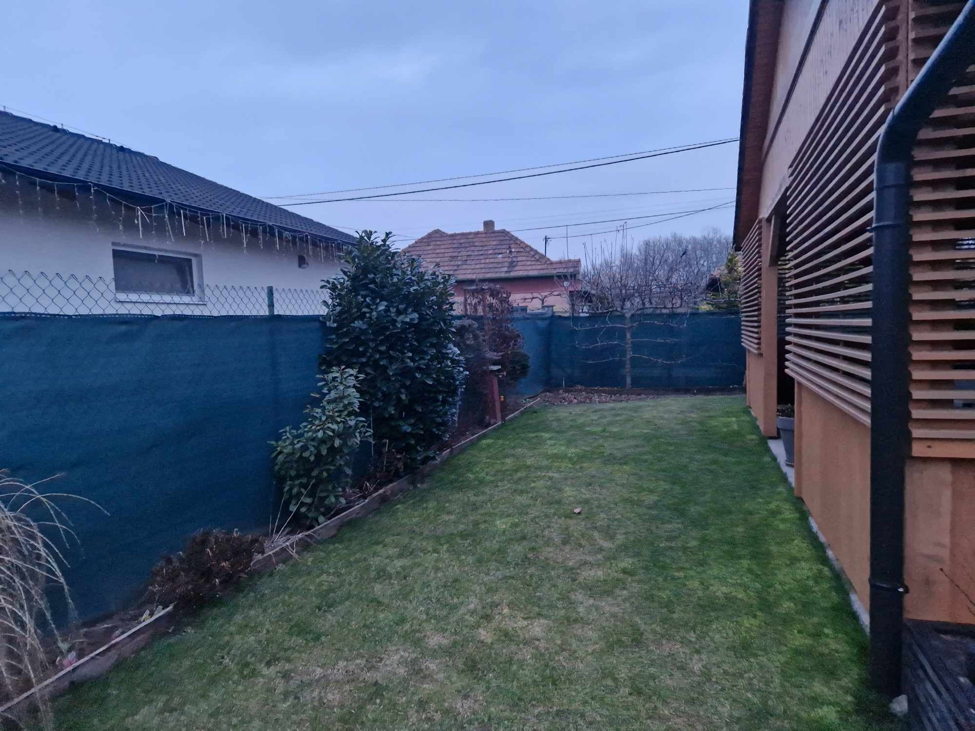 Rekonštrukcia malej rodinnej záhrady. Projektová dokumentácia, výsadby rastlín, zavlažovací systém Hunter a pokládka trávnika. Rekonštrukcia malej rodinnej záhrady. Projektová dokumentácia, výsadby rastlín, zavlažovací systém Hunter a pokládka trávnika.