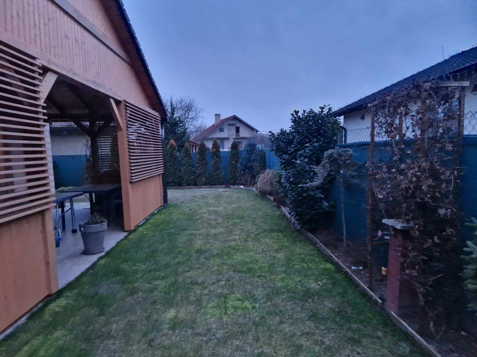 Rekonštrukcia malej rodinnej záhrady. Projektová dokumentácia, výsadby rastlín, zavlažovací systém Hunter a pokládka trávnika. Rekonštrukcia malej rodinnej záhrady. Projektová dokumentácia, výsadby rastlín, zavlažovací systém Hunter a pokládka trávnika.