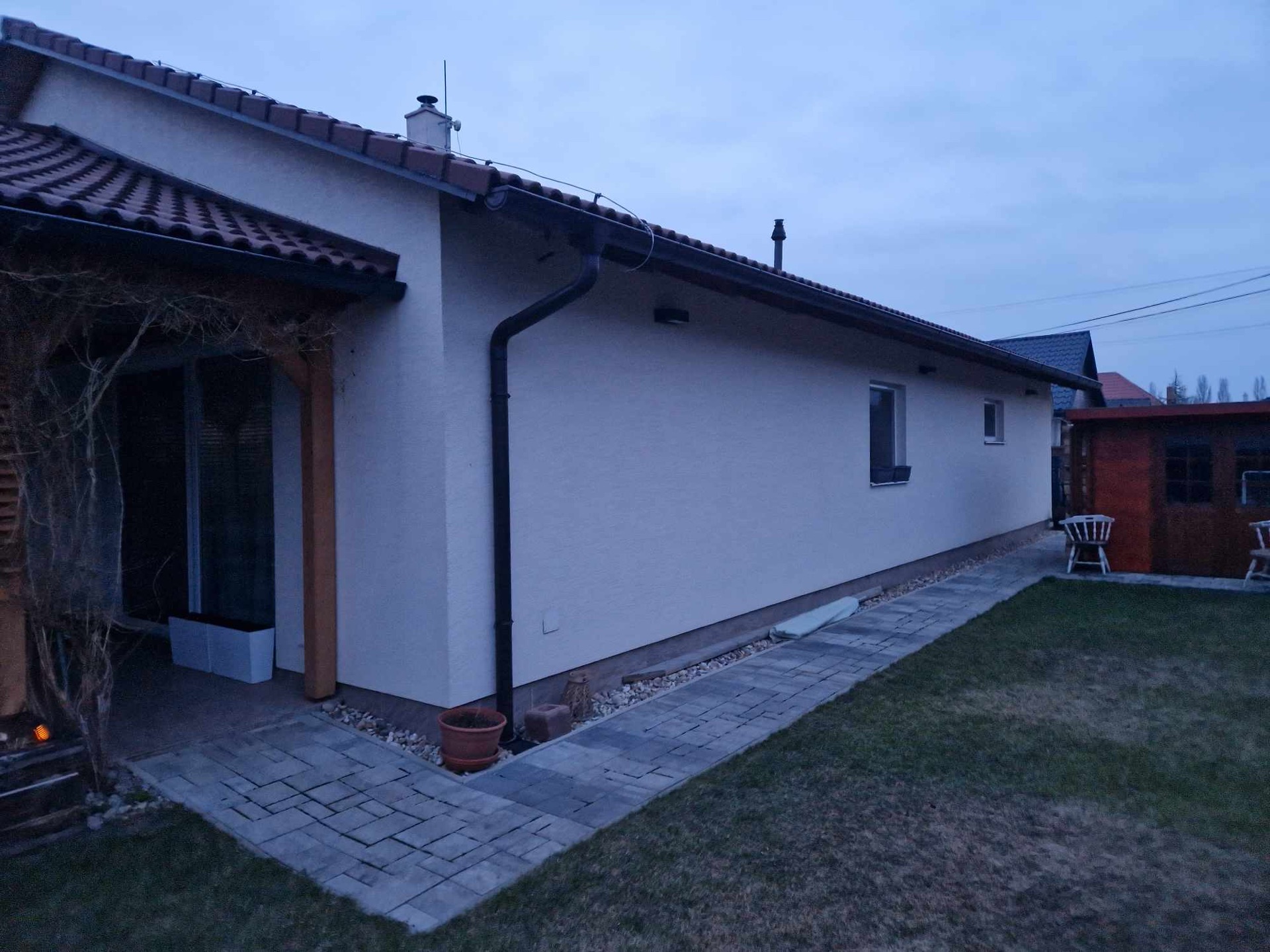 Rekonštrukcia malej rodinnej záhrady. Projektová dokumentácia, výsadby rastlín, zavlažovací systém Hunter a pokládka trávnika. Rekonštrukcia malej rodinnej záhrady. Projektová dokumentácia, výsadby rastlín, zavlažovací systém Hunter a pokládka trávnika.