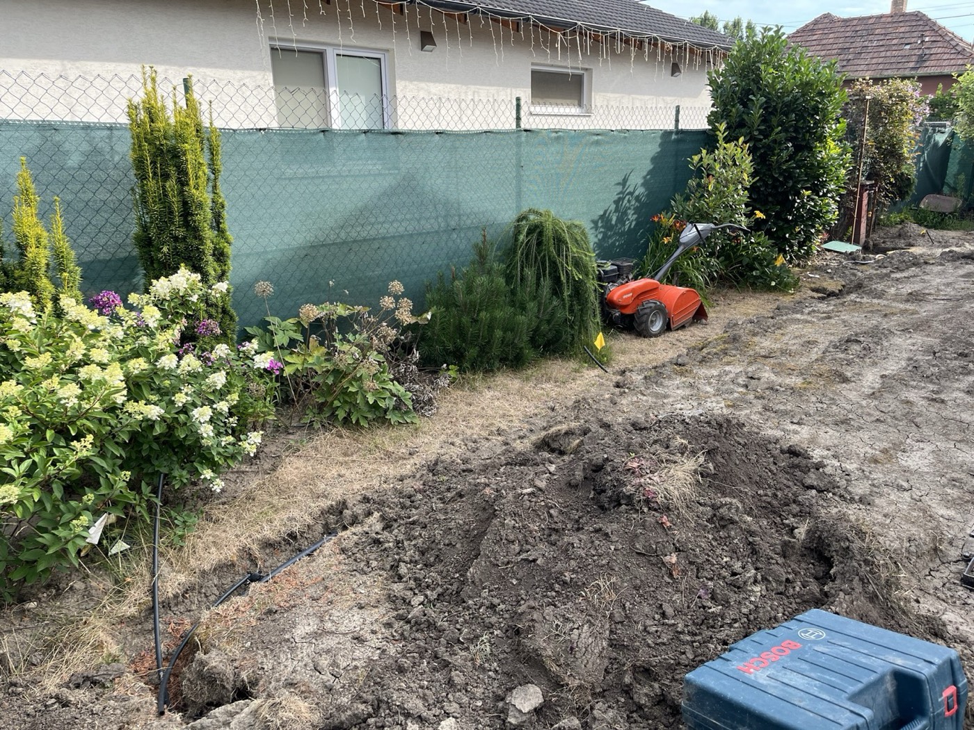 Rekonštrukcia malej rodinnej záhrady. Projektová dokumentácia, výsadby rastlín, zavlažovací systém Hunter a pokládka trávnika. Rekonštrukcia malej rodinnej záhrady. Projektová dokumentácia, výsadby rastlín, zavlažovací systém Hunter a pokládka trávnika.